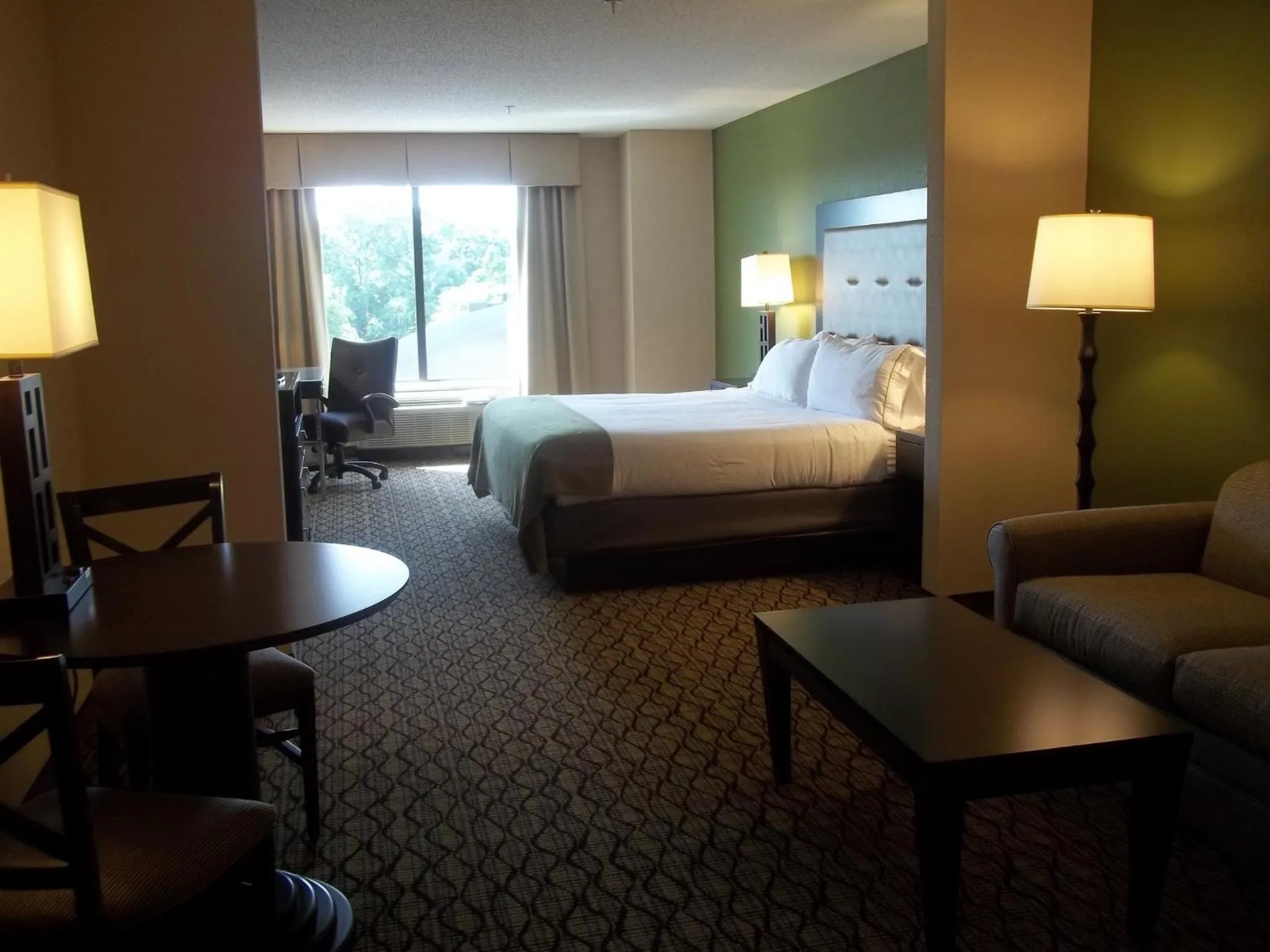 Photo of the whole room, Bed in Holiday Inn Express and Suites Winchester by IHG