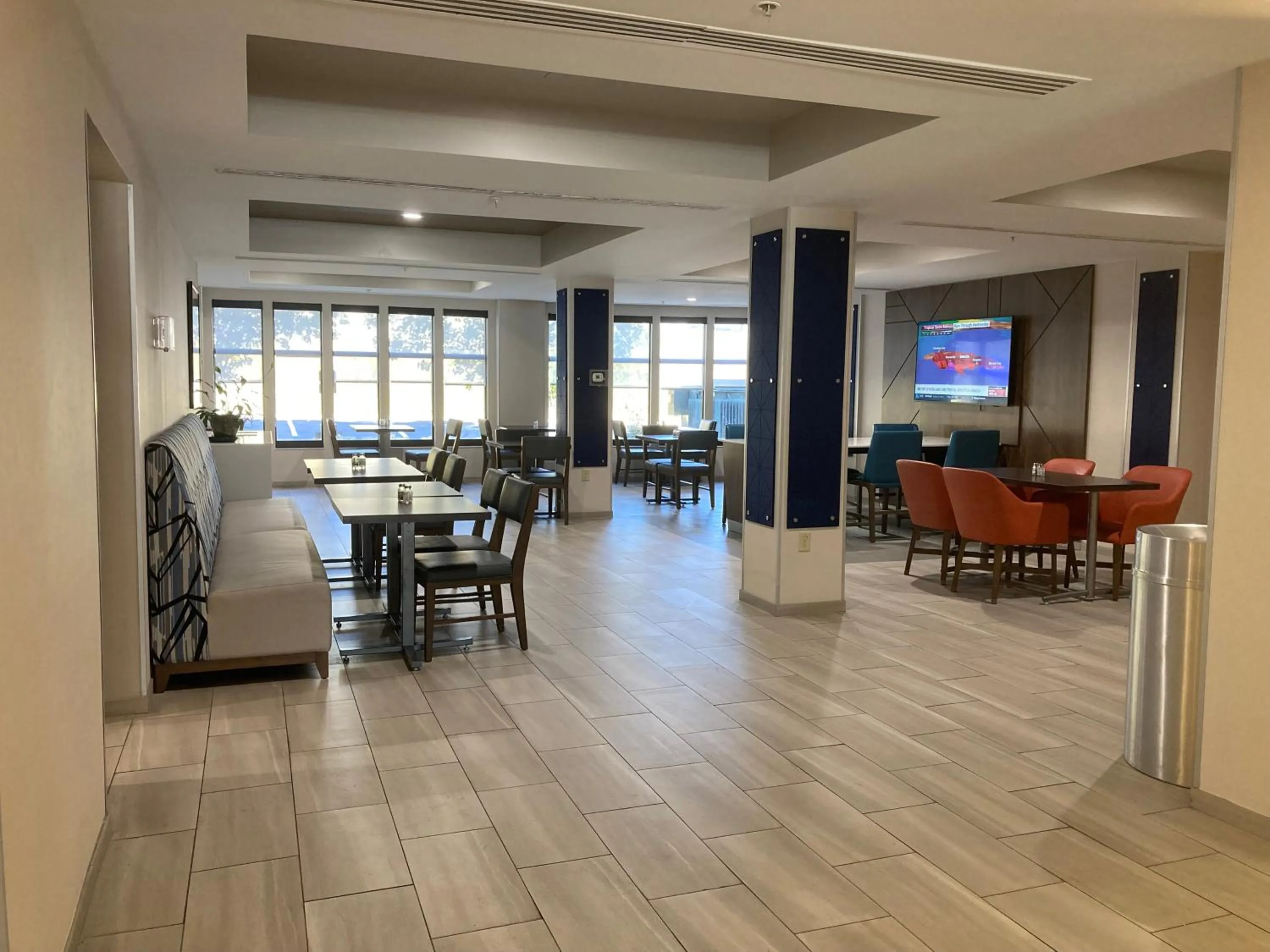 Lobby or reception in Holiday Inn Express and Suites Winchester by IHG