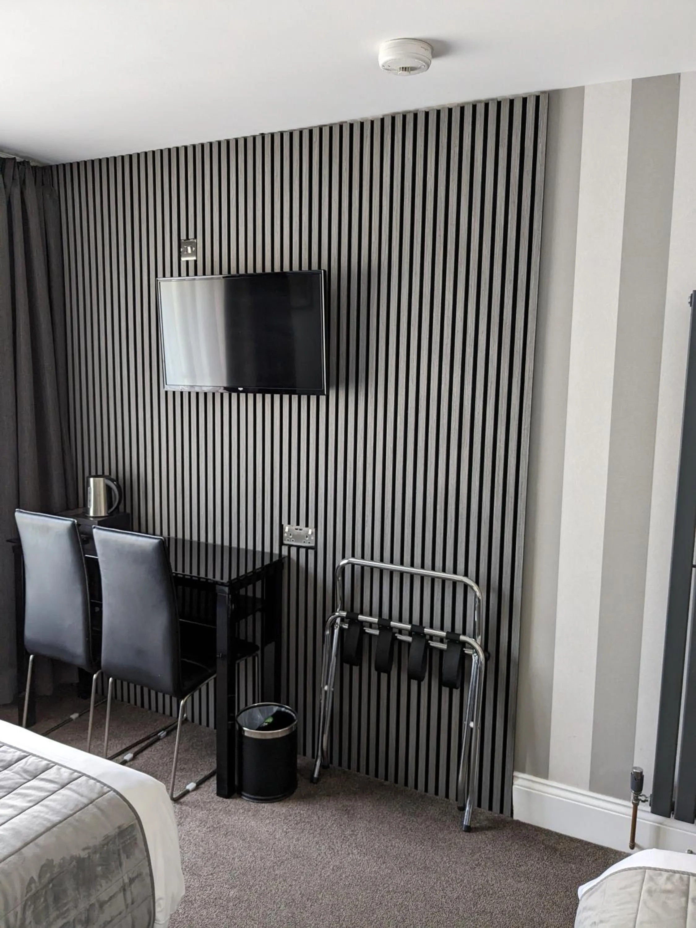 TV and multimedia, Bed in The Overlook Bed and Breakfast