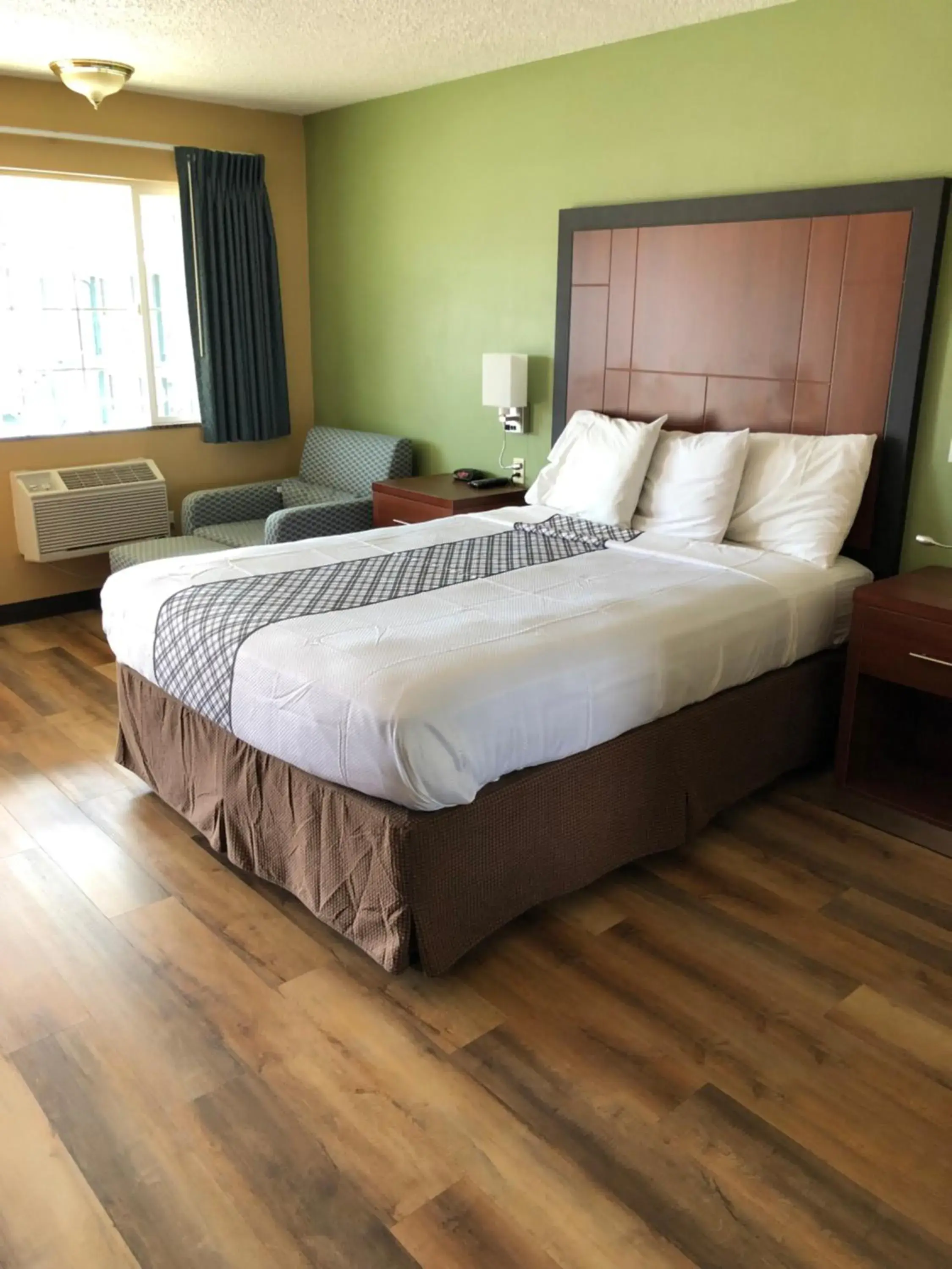 Queen Room in Knights Inn Motel Queen Room in Knights Inn Motel