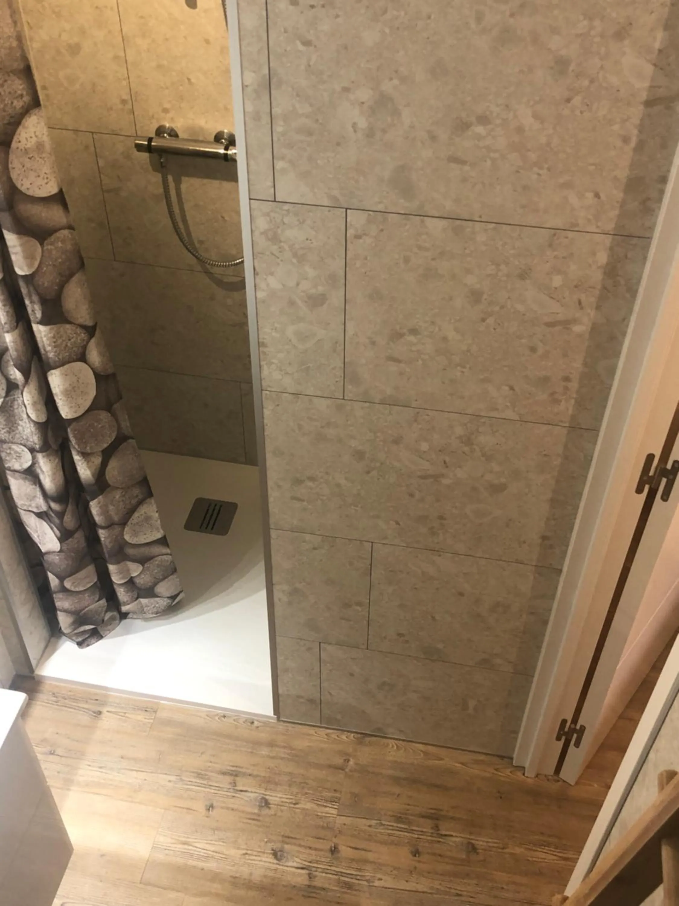 Bathroom in L'auberge fleurie