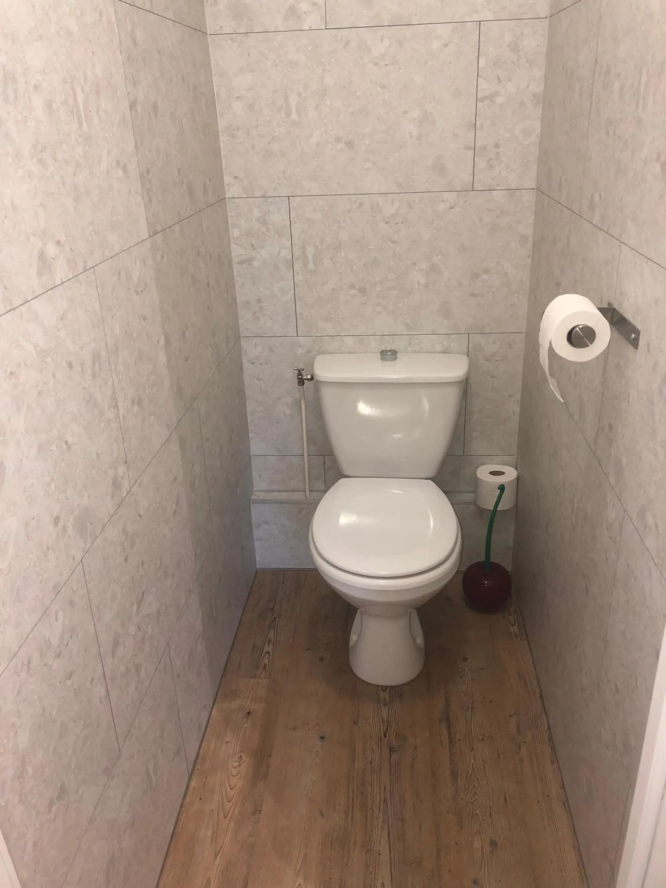 Toilet in L'auberge fleurie