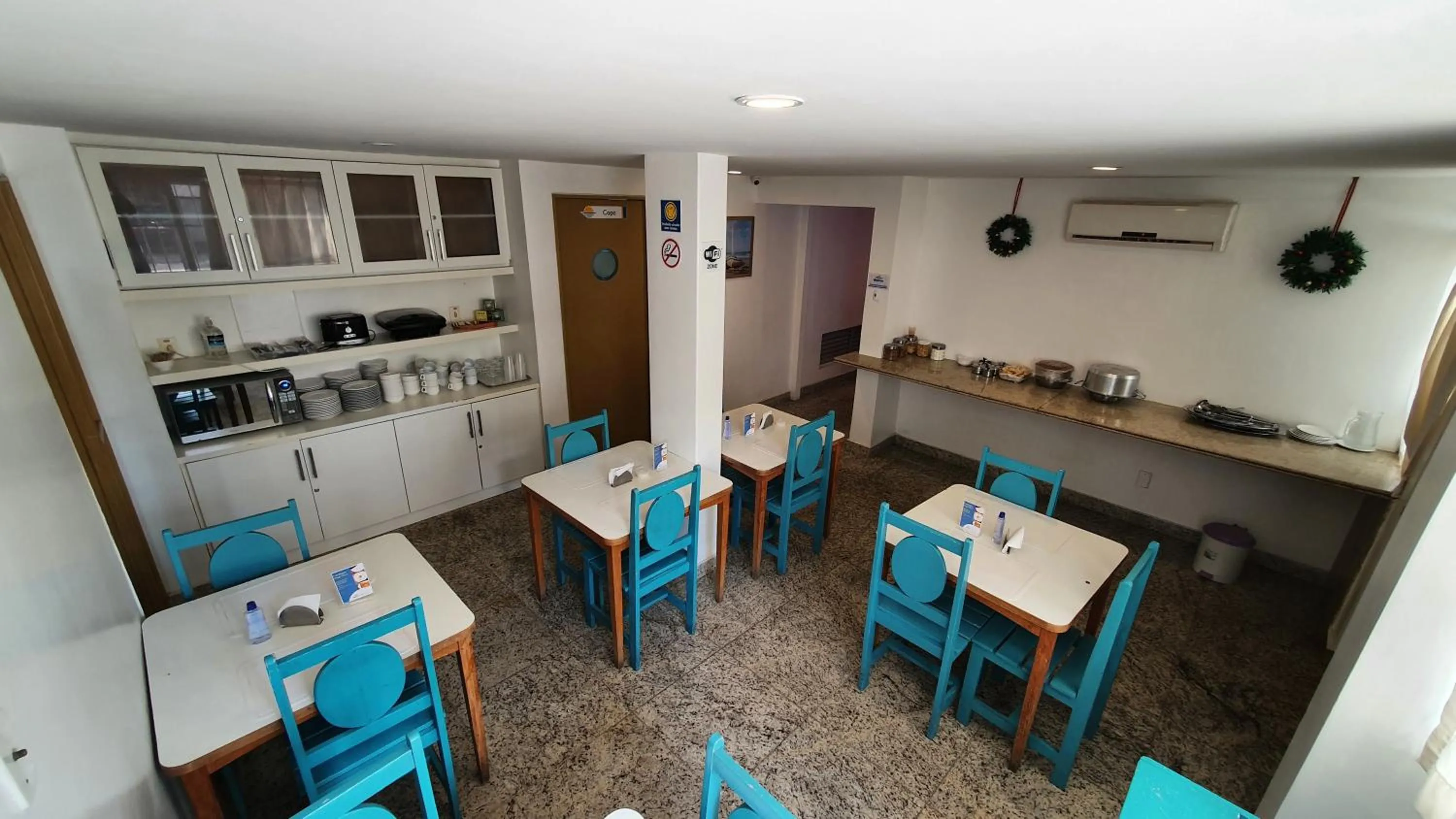 Restaurant/places to eat in Bluemar Hotel