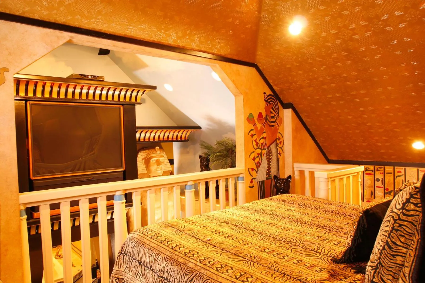 Bed in Black Swan Inn Luxurious Theme Rooms