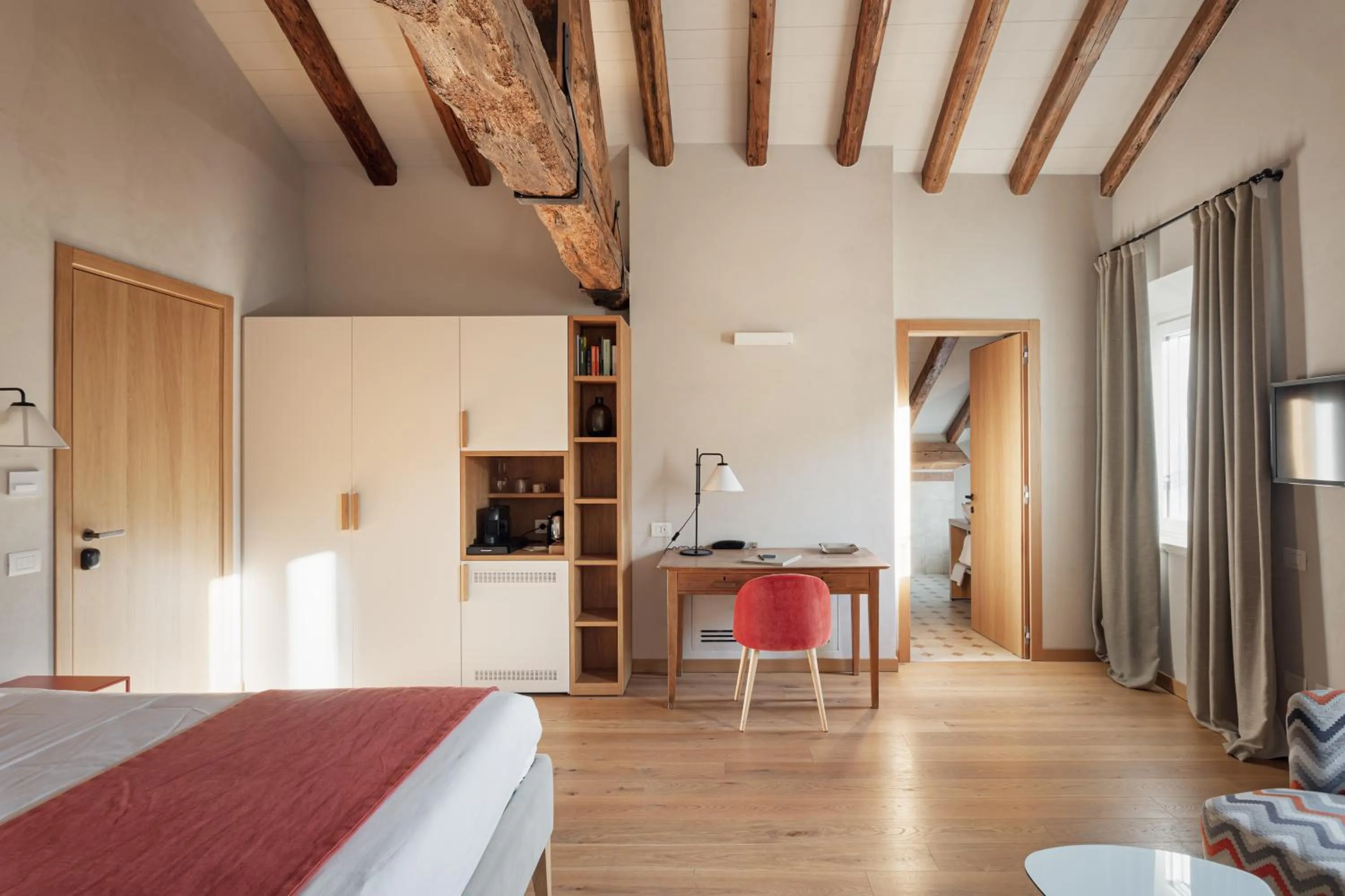 microwave, Bed in Relais Roncolo 1888 - Small Luxury Hotels of the World