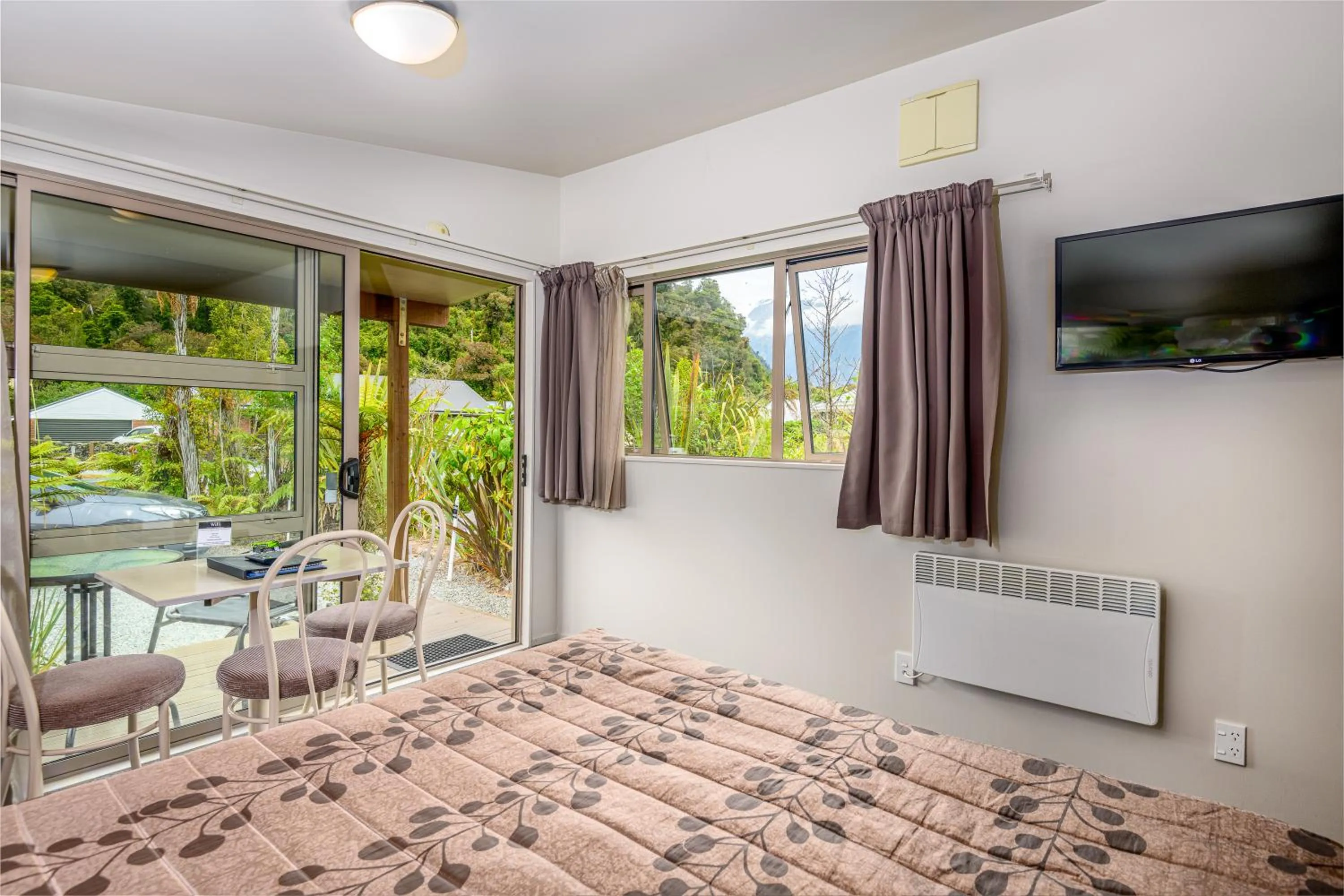 Bedroom, Bed in 10 Cottages