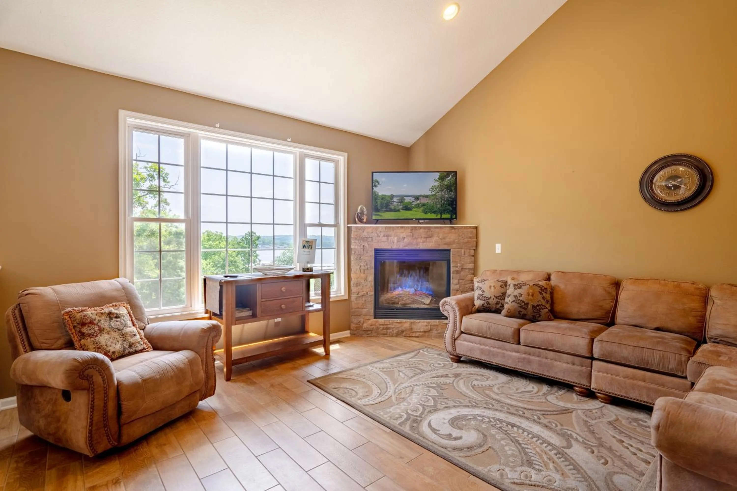 Communal lounge/ TV room in Private Pool Vacation Home