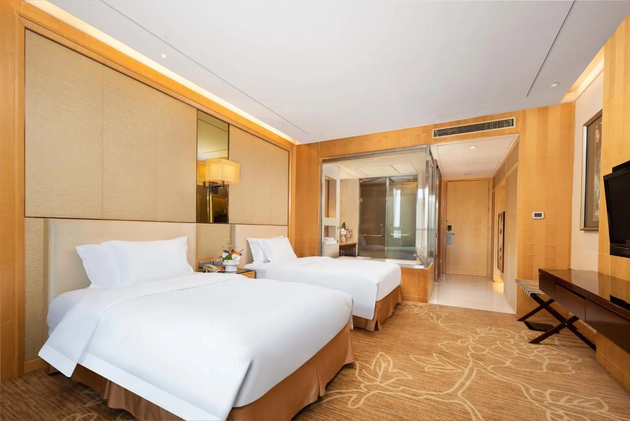 Photo of the whole room, Bed in Crowne Plaza Xiangyang by IHG