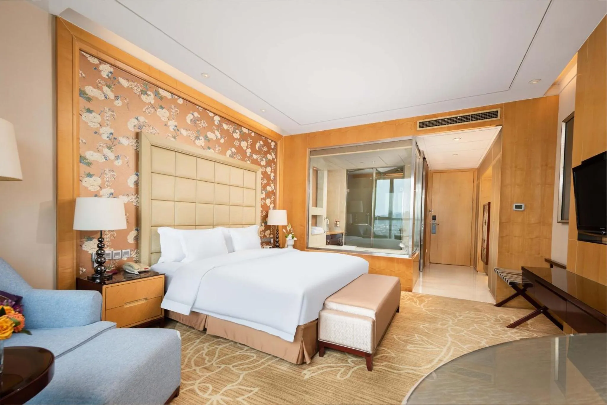Photo of the whole room, Bed in Crowne Plaza Xiangyang by IHG