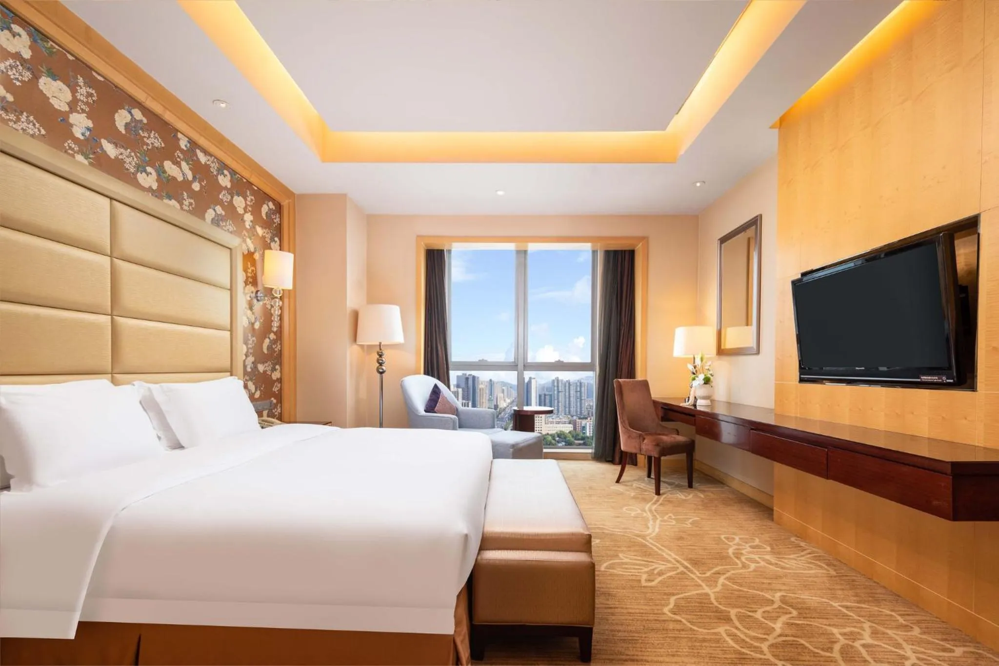 Photo of the whole room, Bed in Crowne Plaza Xiangyang by IHG