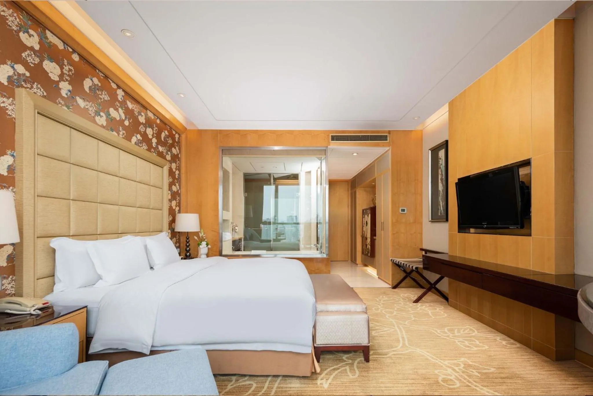 Photo of the whole room, Bed in Crowne Plaza Xiangyang by IHG