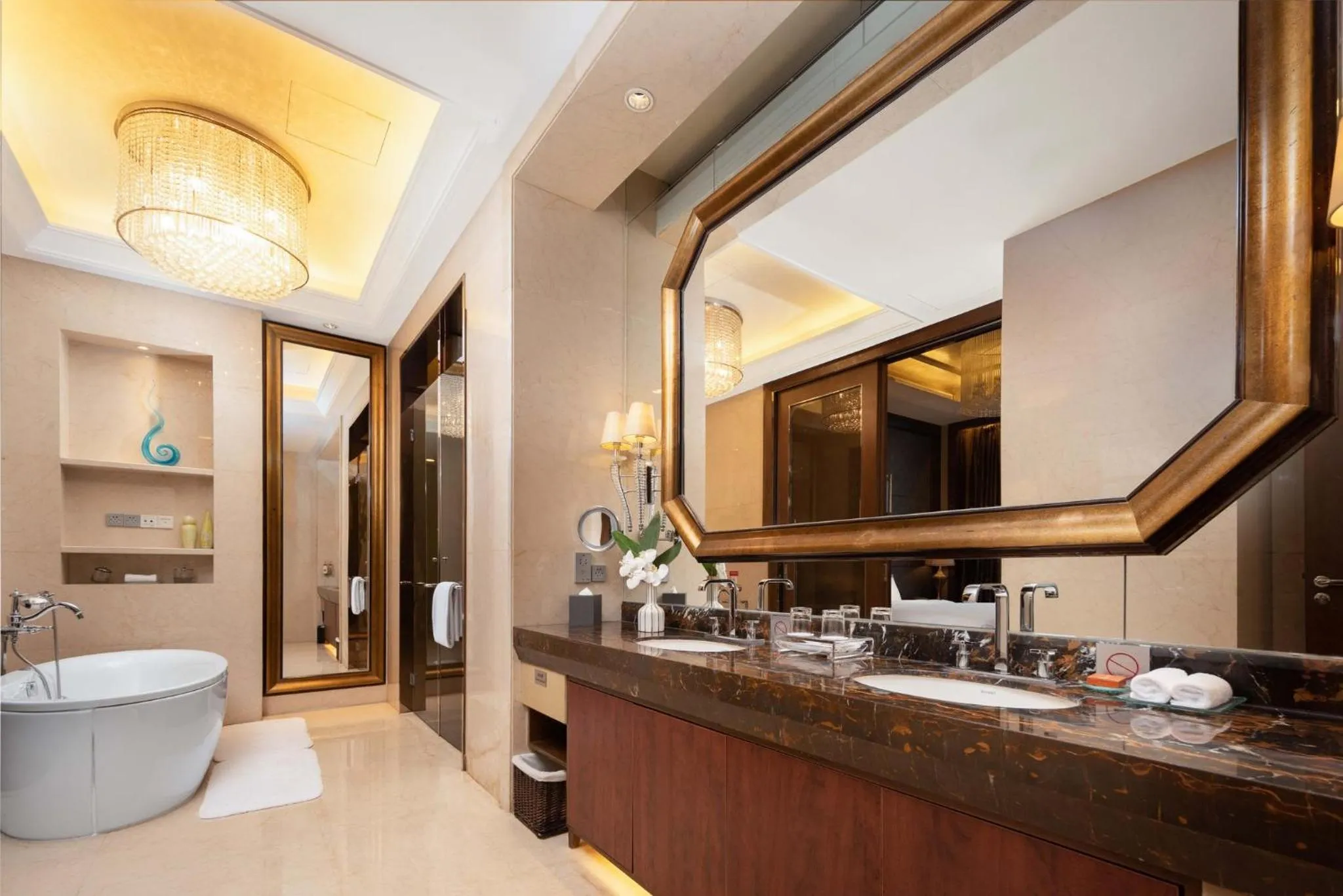 Photo of the whole room in Crowne Plaza Xiangyang by IHG