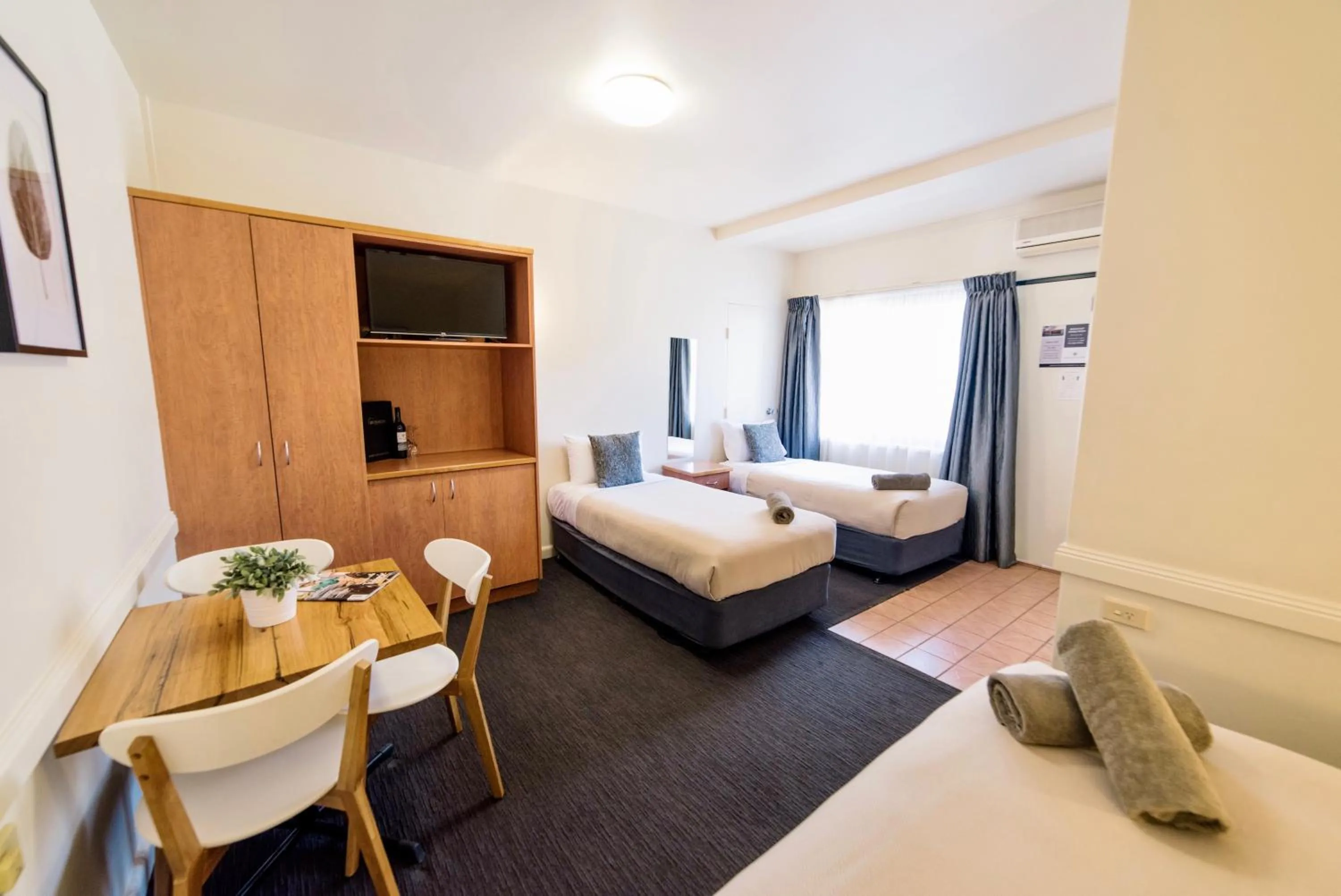 Photo of the whole room, Bed in Barclay On View