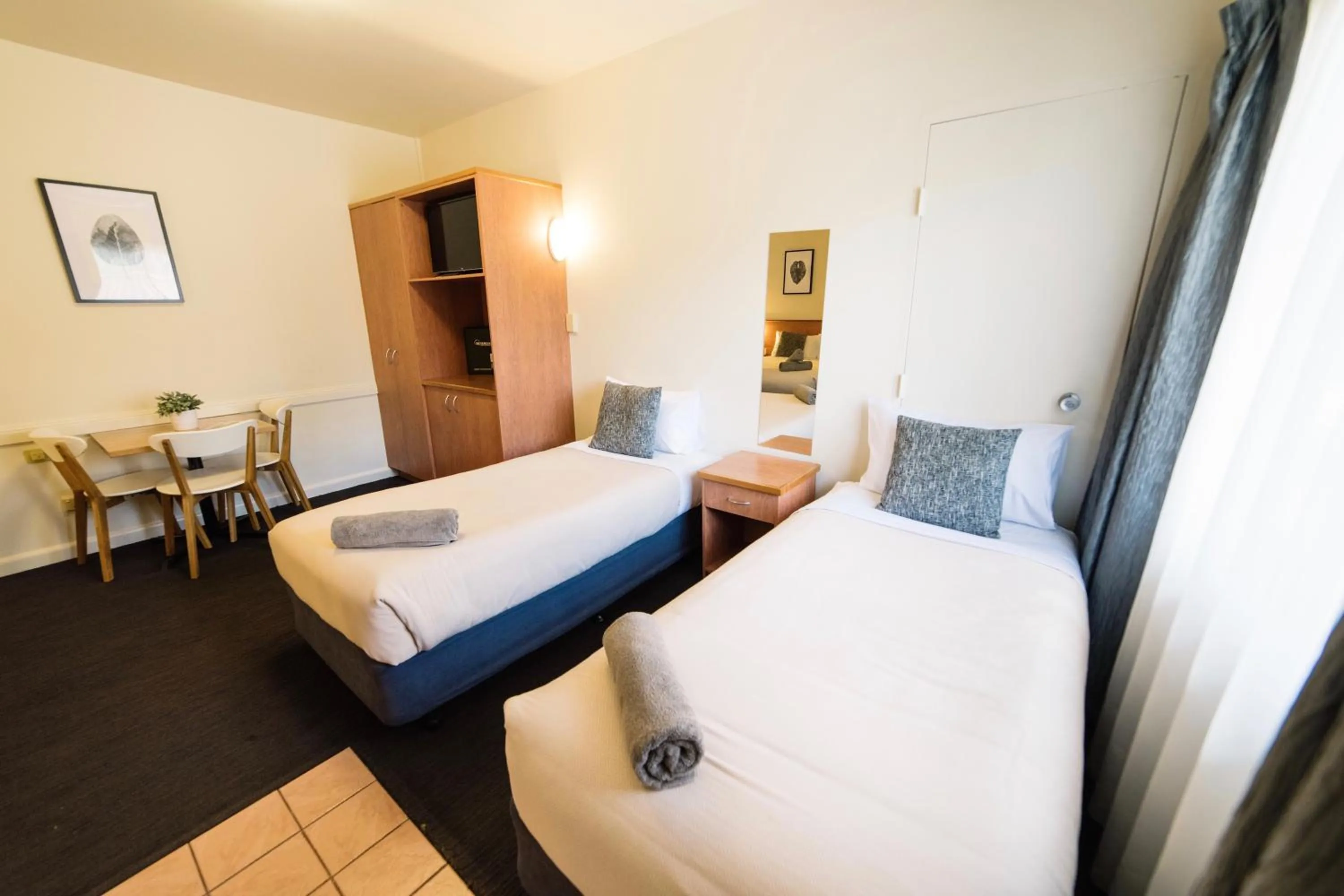 Photo of the whole room, Bed in Barclay On View