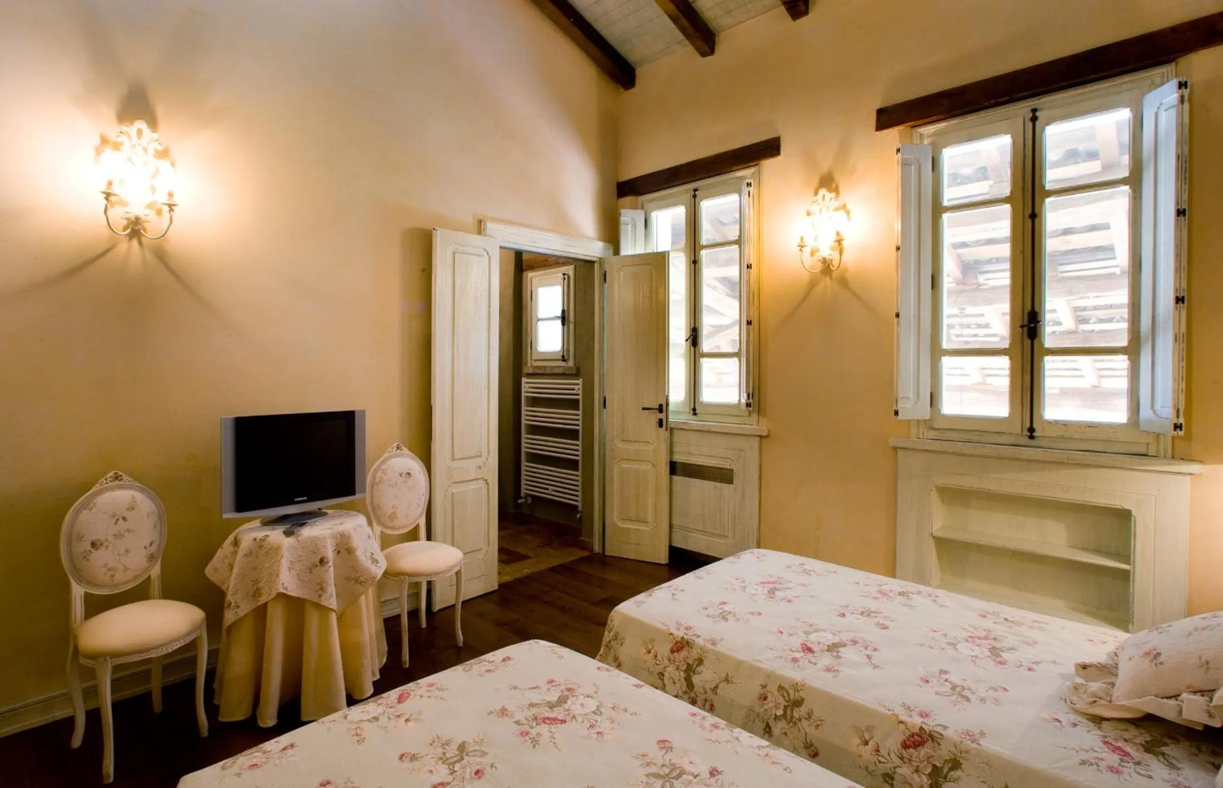 Photo of the whole room, Bed in Hospitale I Mori