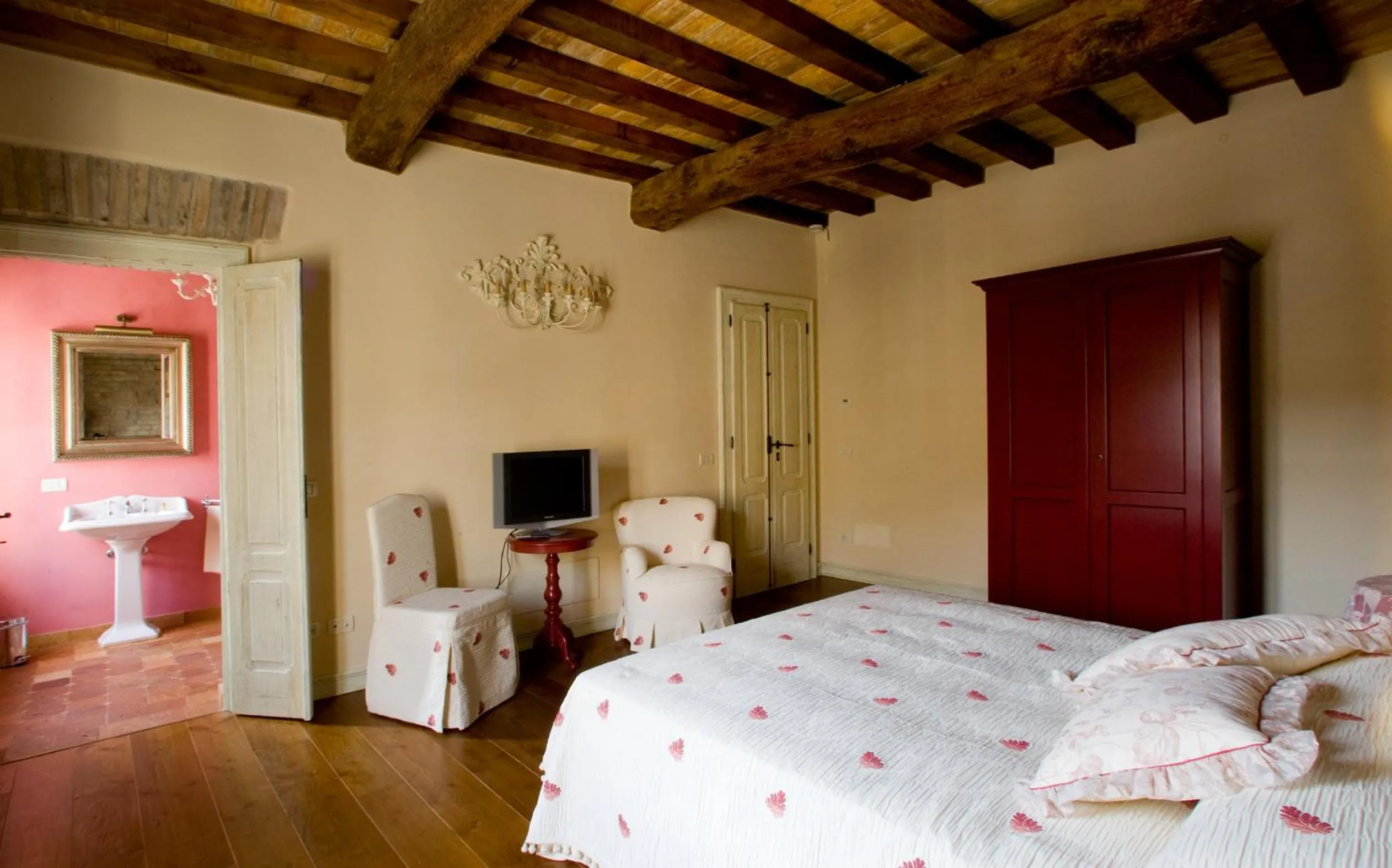 Photo of the whole room, Bed in Hospitale I Mori