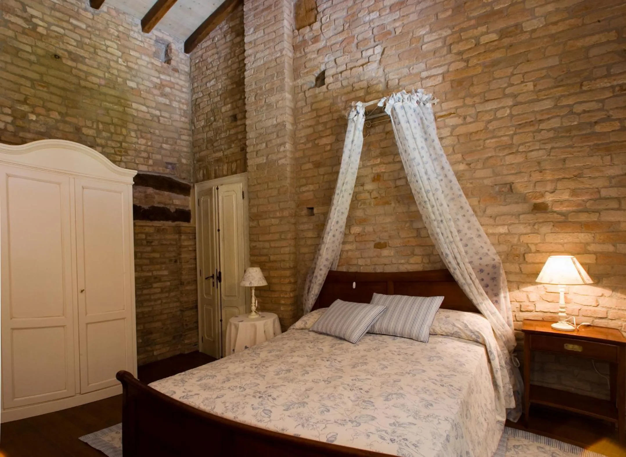 Photo of the whole room, Bed in Hospitale I Mori