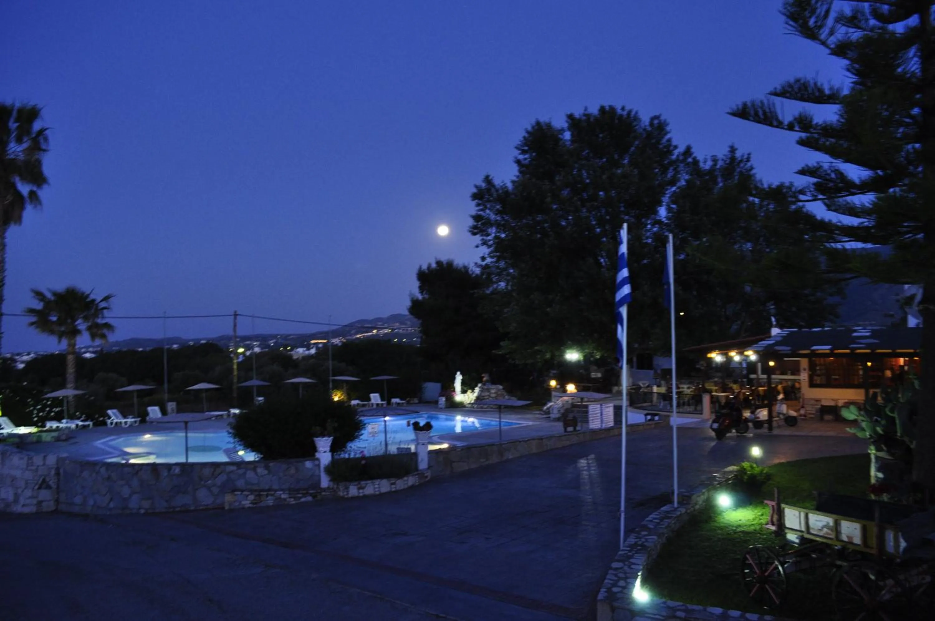 Restaurant/places to eat in Ampavris Family Apartments