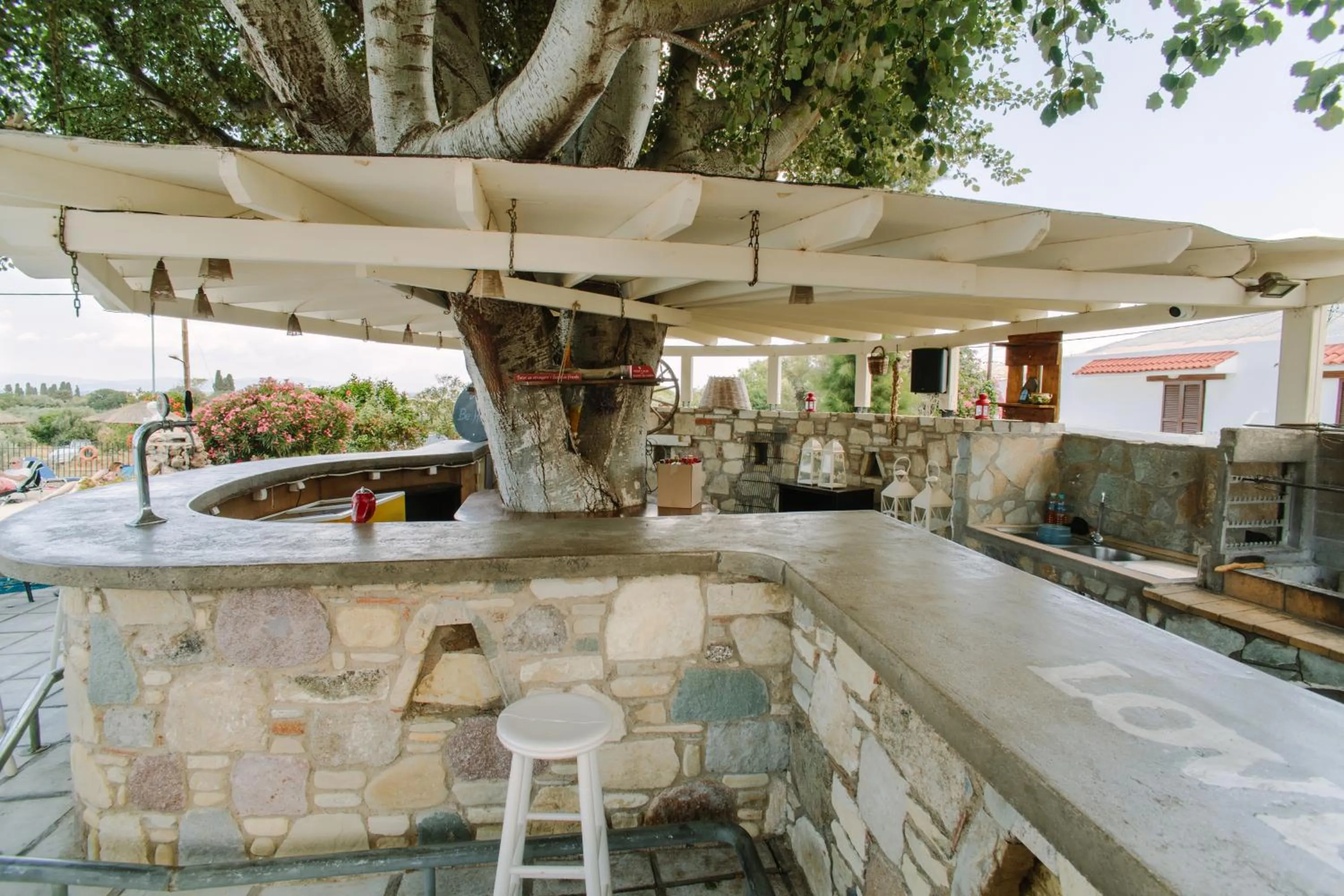 Restaurant/places to eat in Ampavris Family Apartments