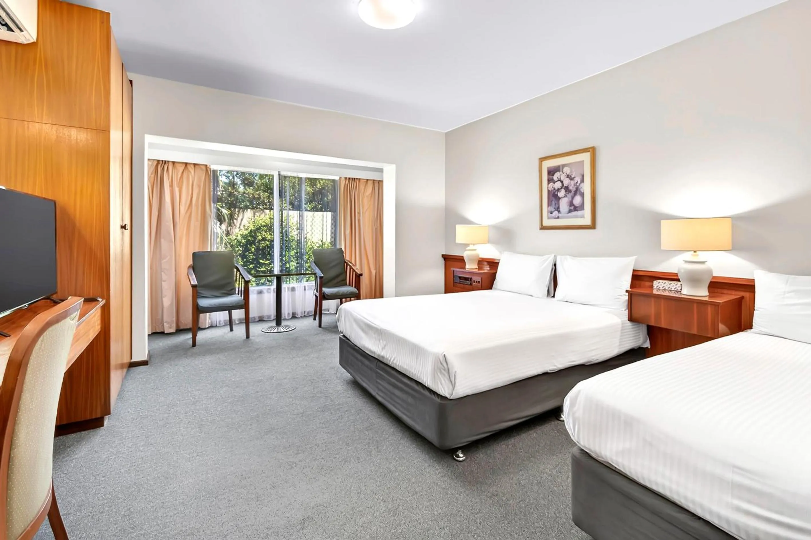 Bedroom, Bed in The Clifton Motel