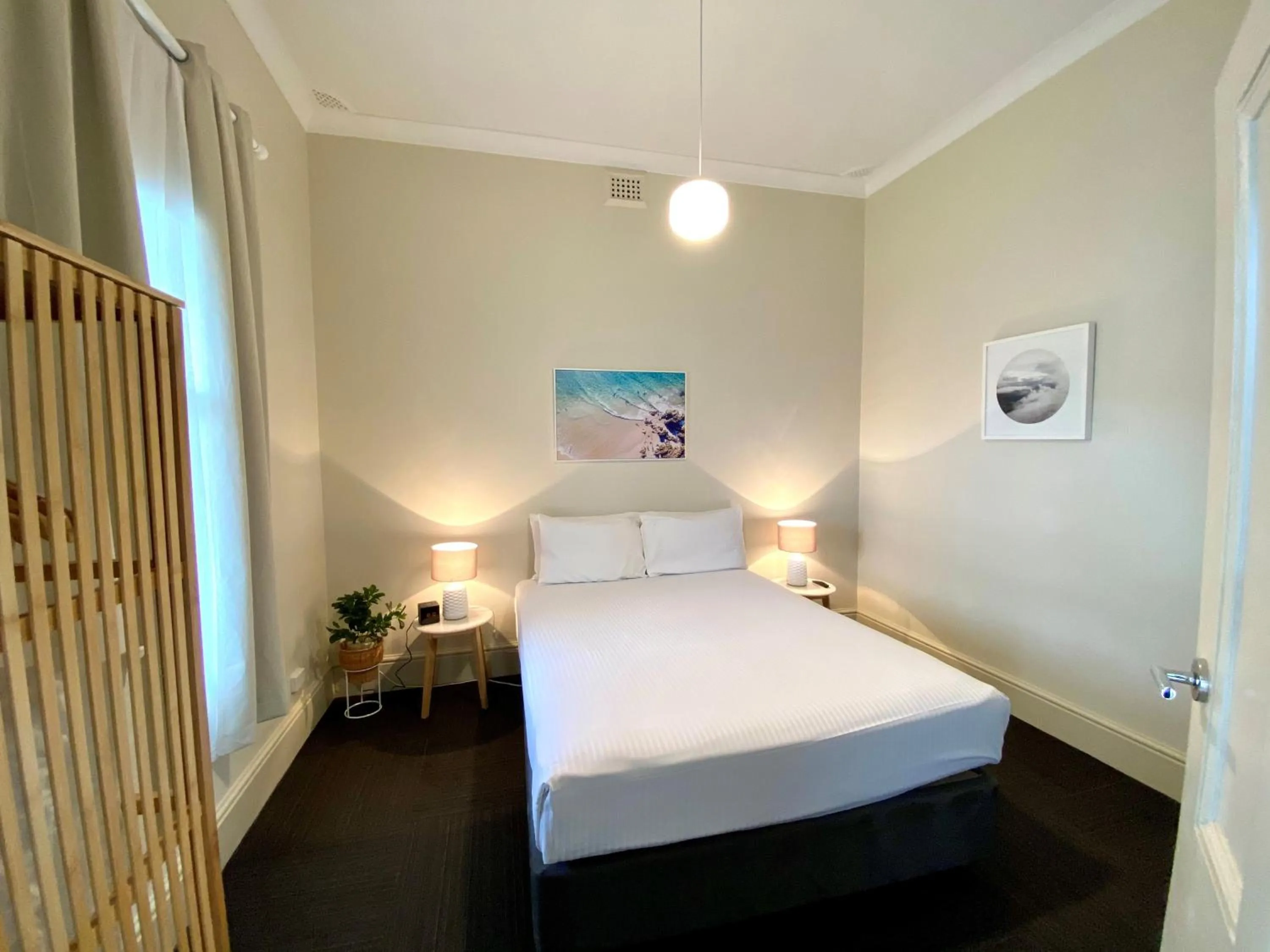 Bedroom, Bed in The Clifton Motel