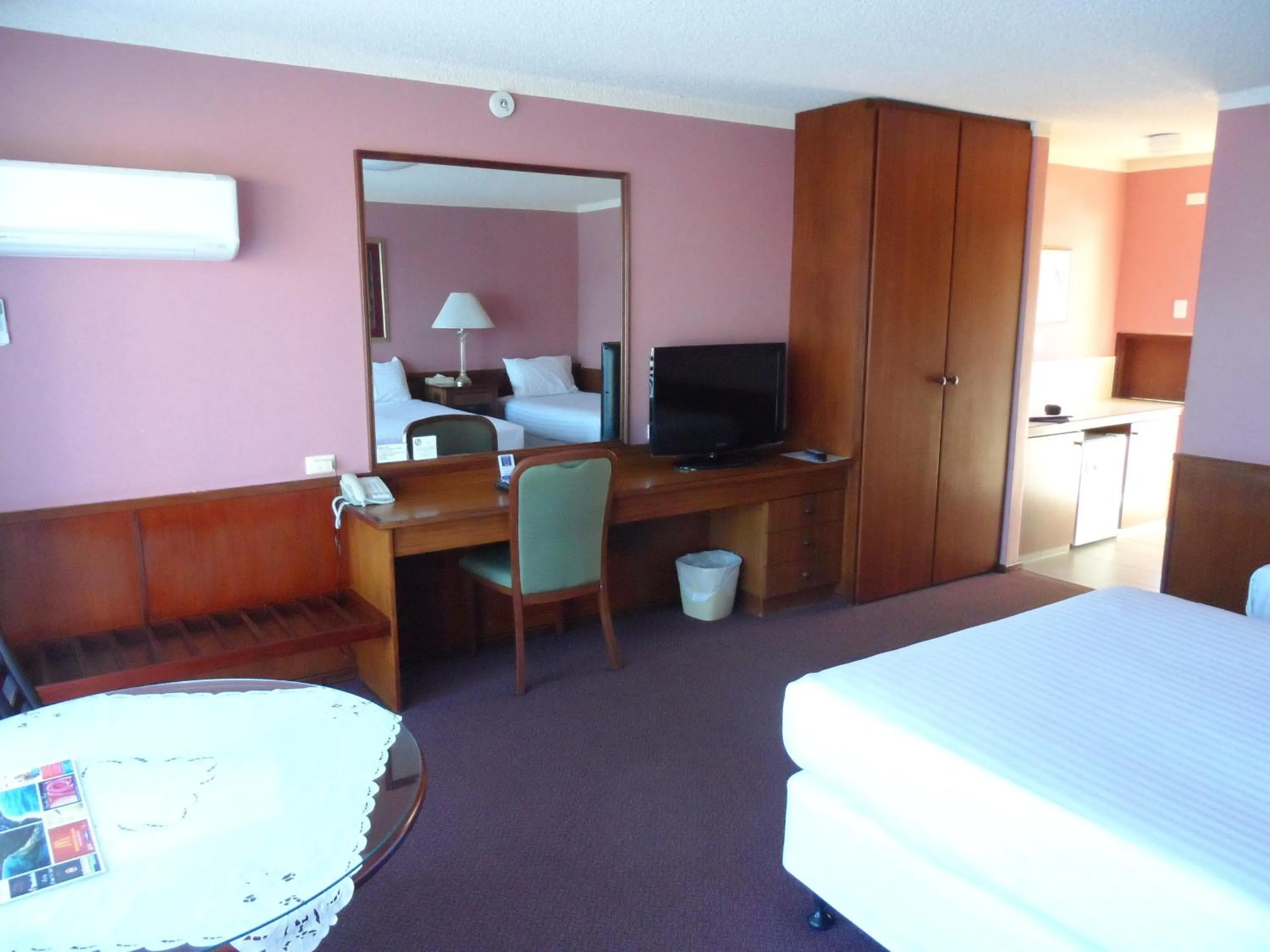 Bedroom, Bed in The Clifton Motel