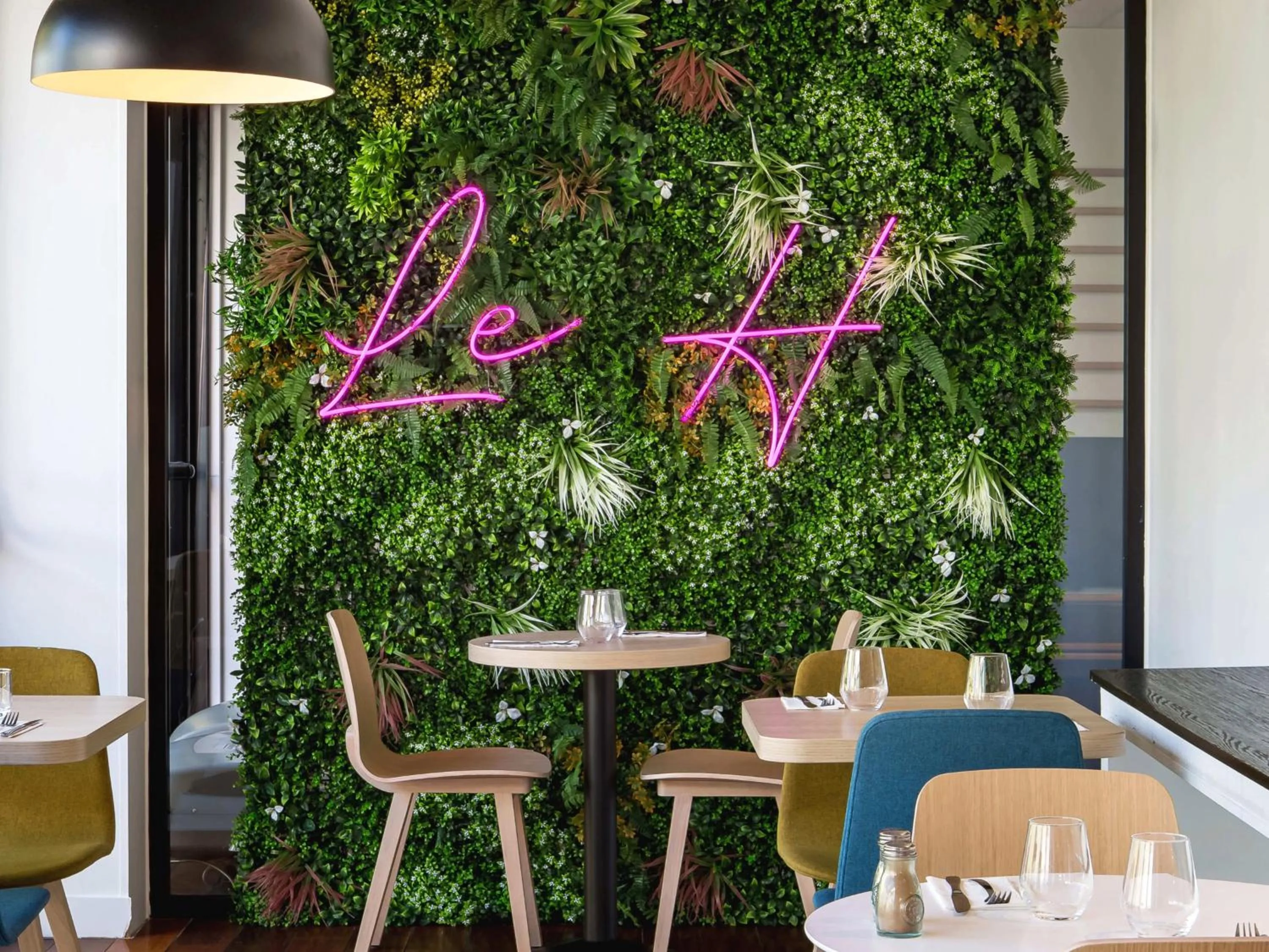 Restaurant/places to eat in Holiday Inn - Marseille Airport by IHG