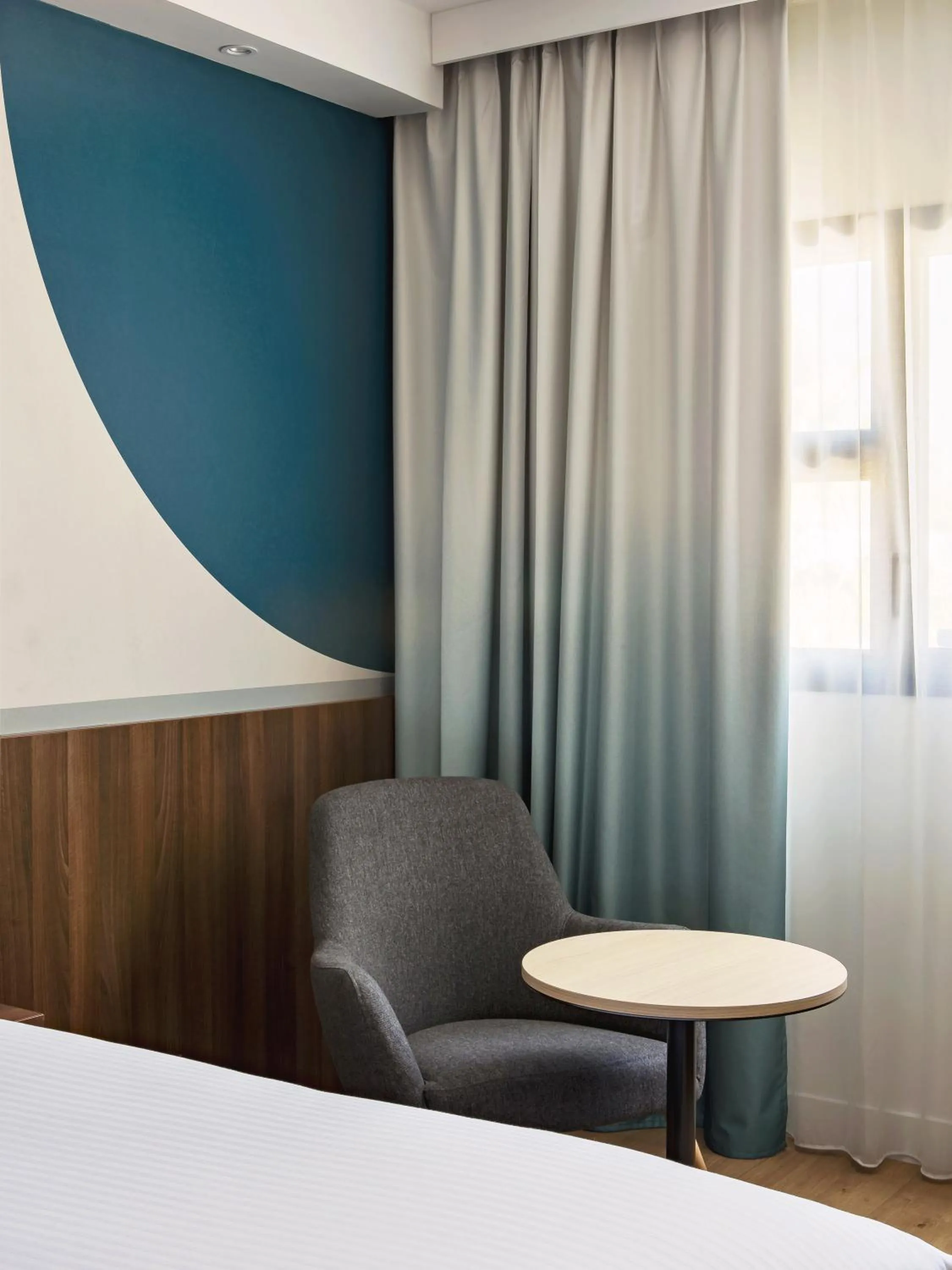 Photo of the whole room, Bed in Holiday Inn - Marseille Airport by IHG
