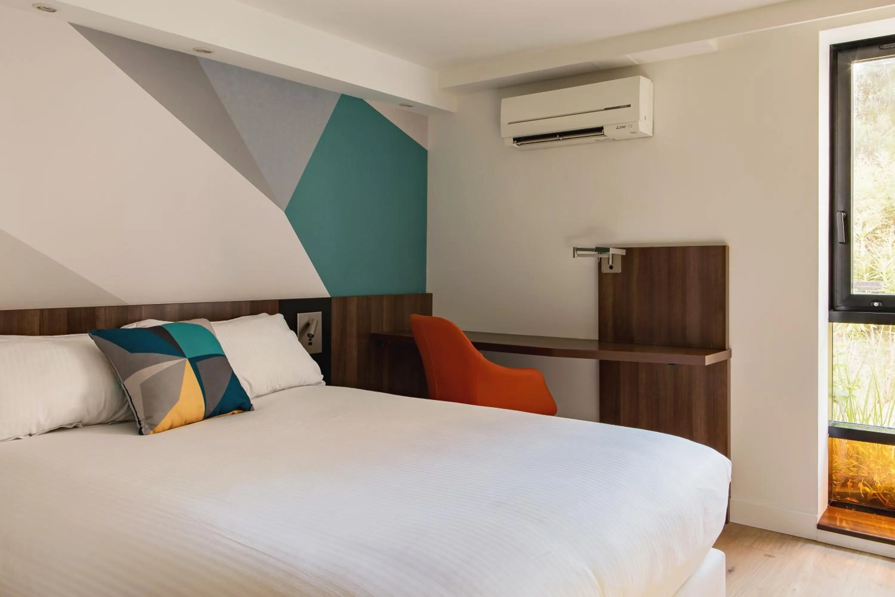 Photo of the whole room, Bed in Holiday Inn - Marseille Airport by IHG