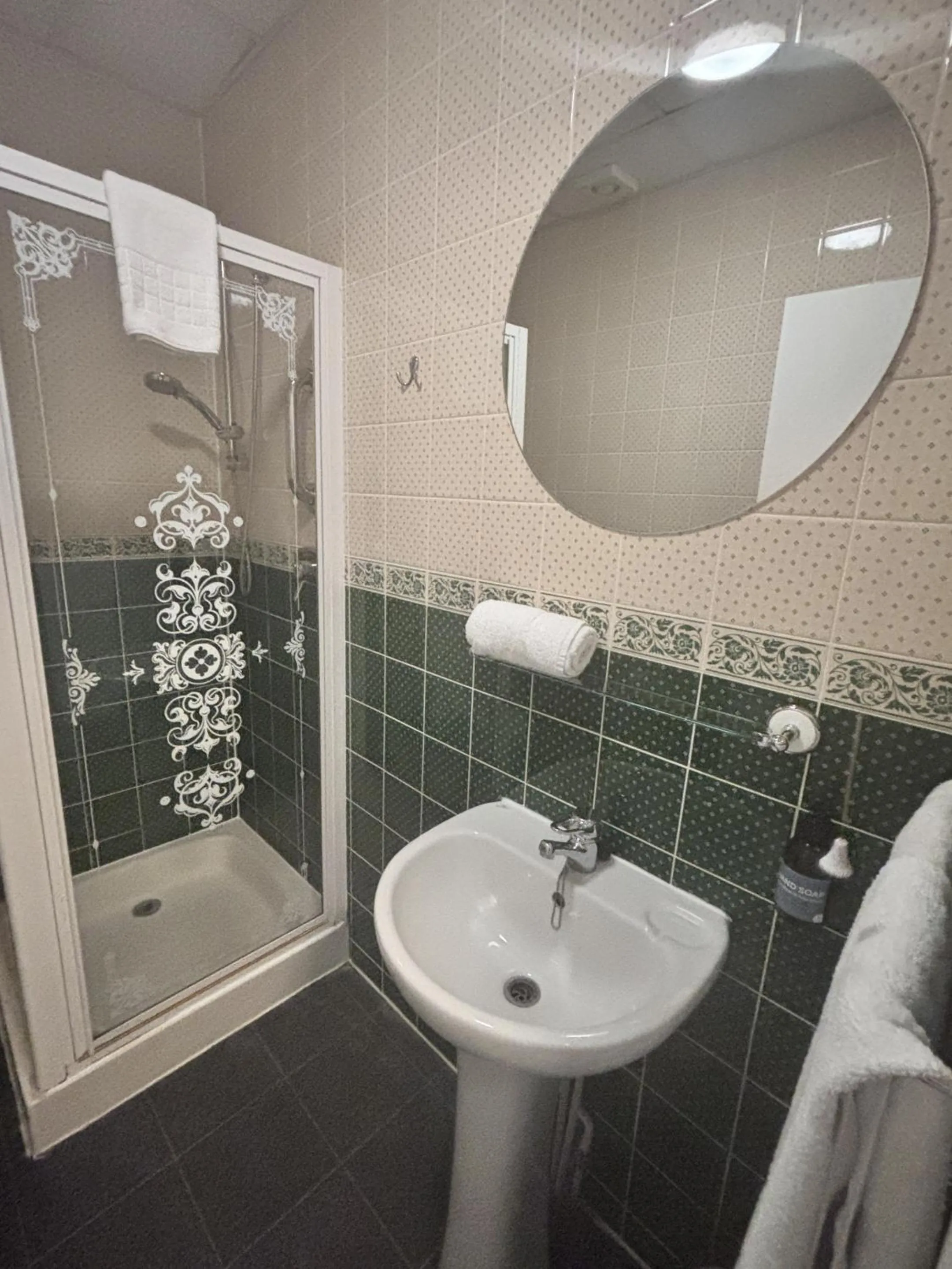 Bathroom in The Sheldon B&B - FREE private parking