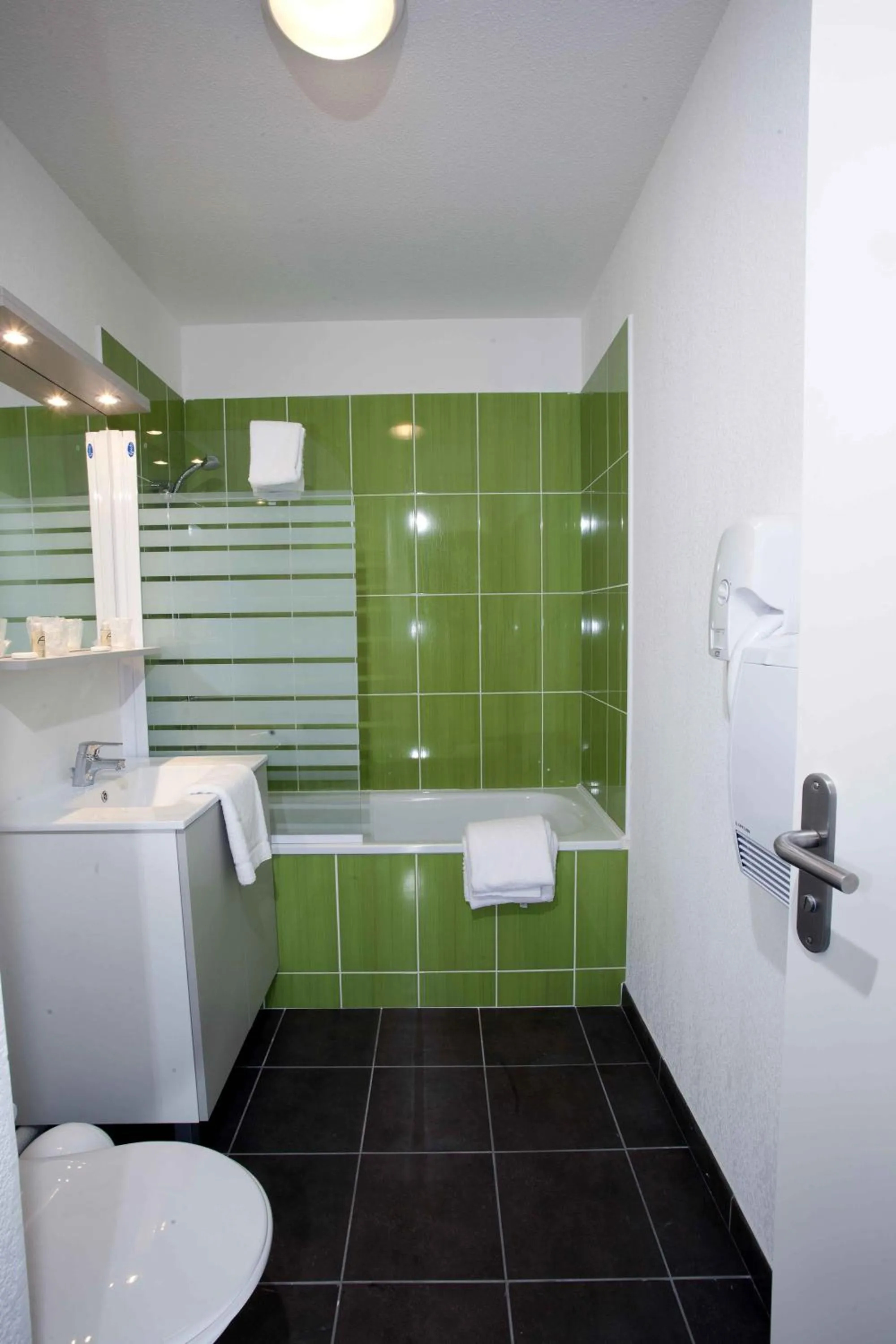 Bathroom in All Suites Appart Hôtel - Dunkerque Centre