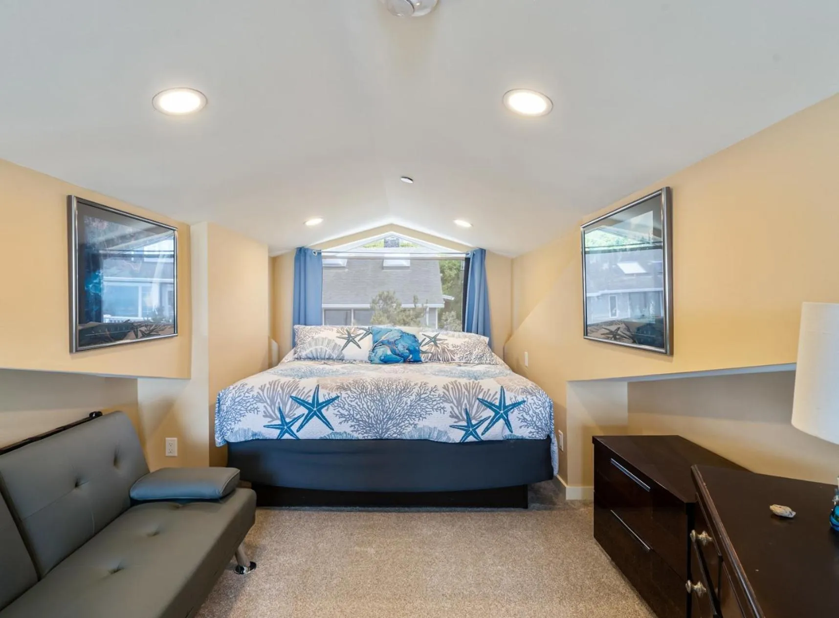 Bed in Three Arch Inn