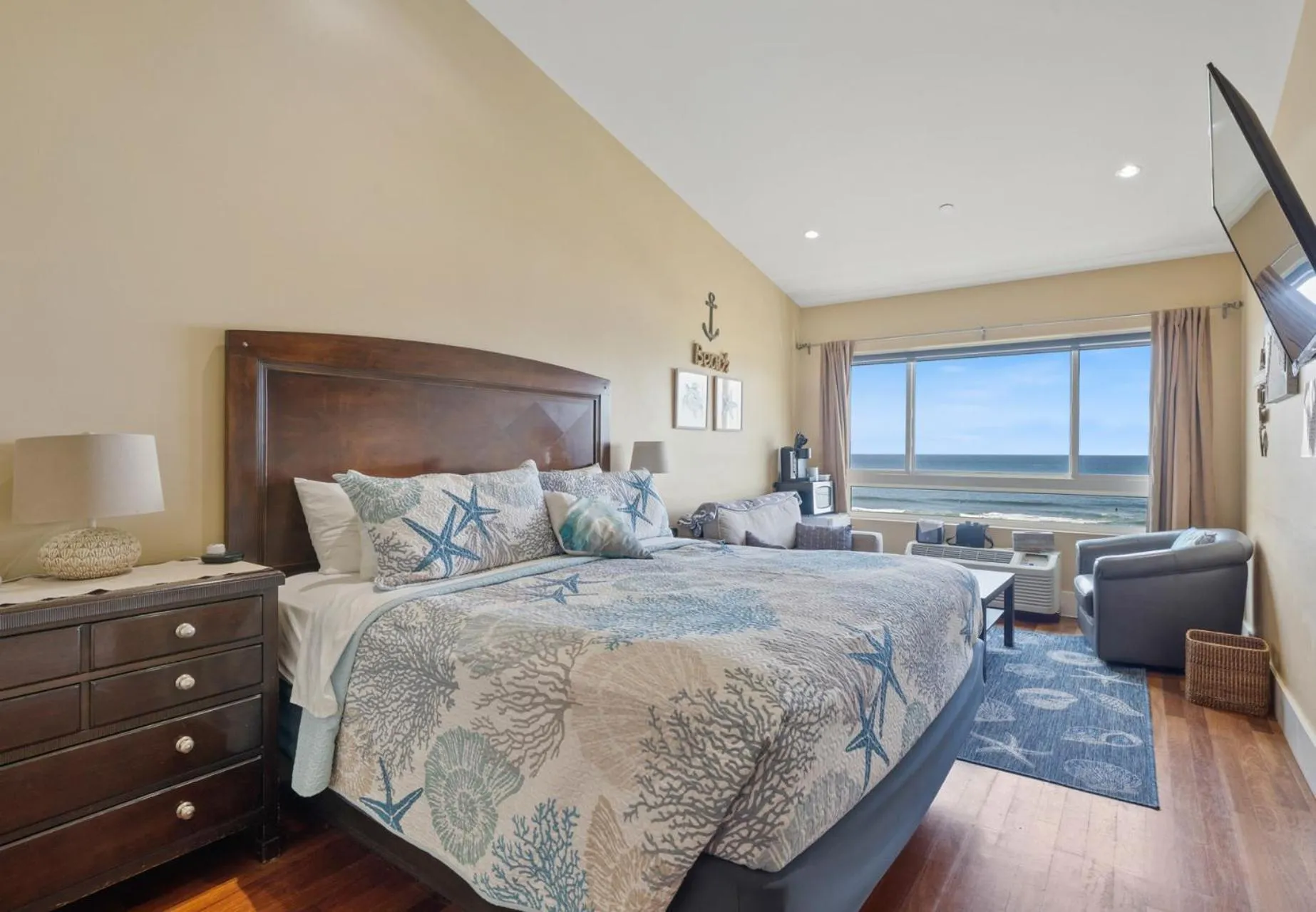 Photo of the whole room, Bed in Three Arch Inn