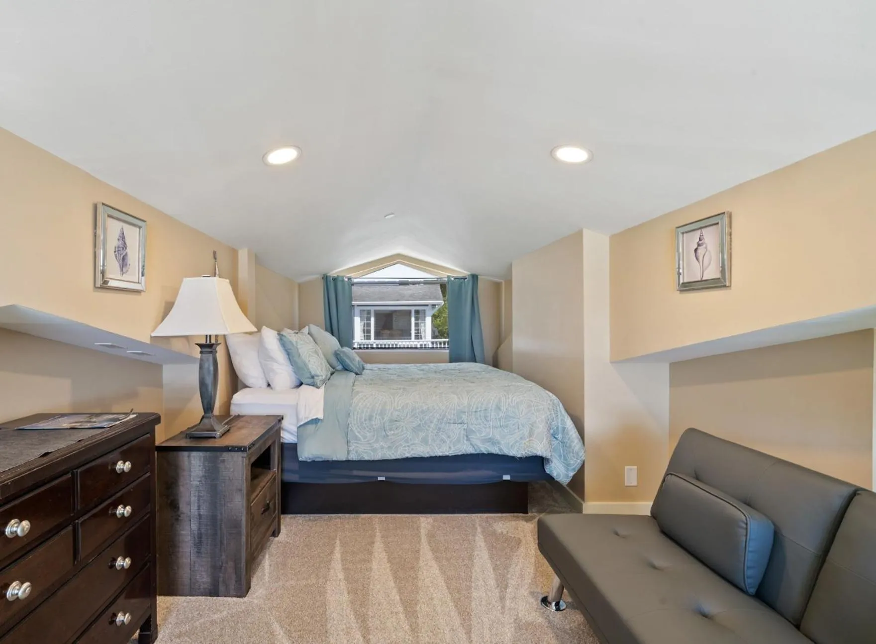 Bedroom, Bed in Three Arch Inn