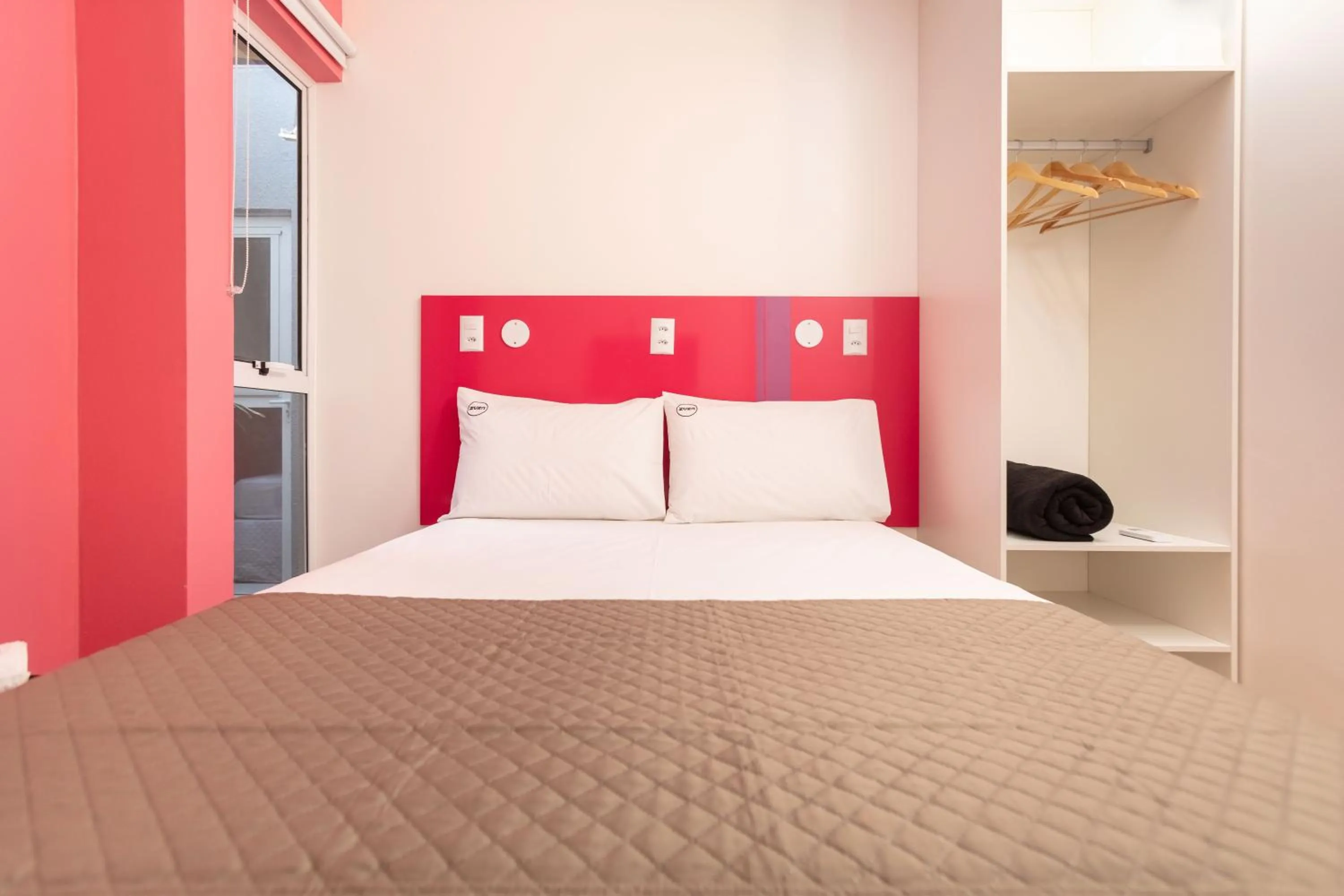 Bedroom, Bed in Zuza Slim Suítes