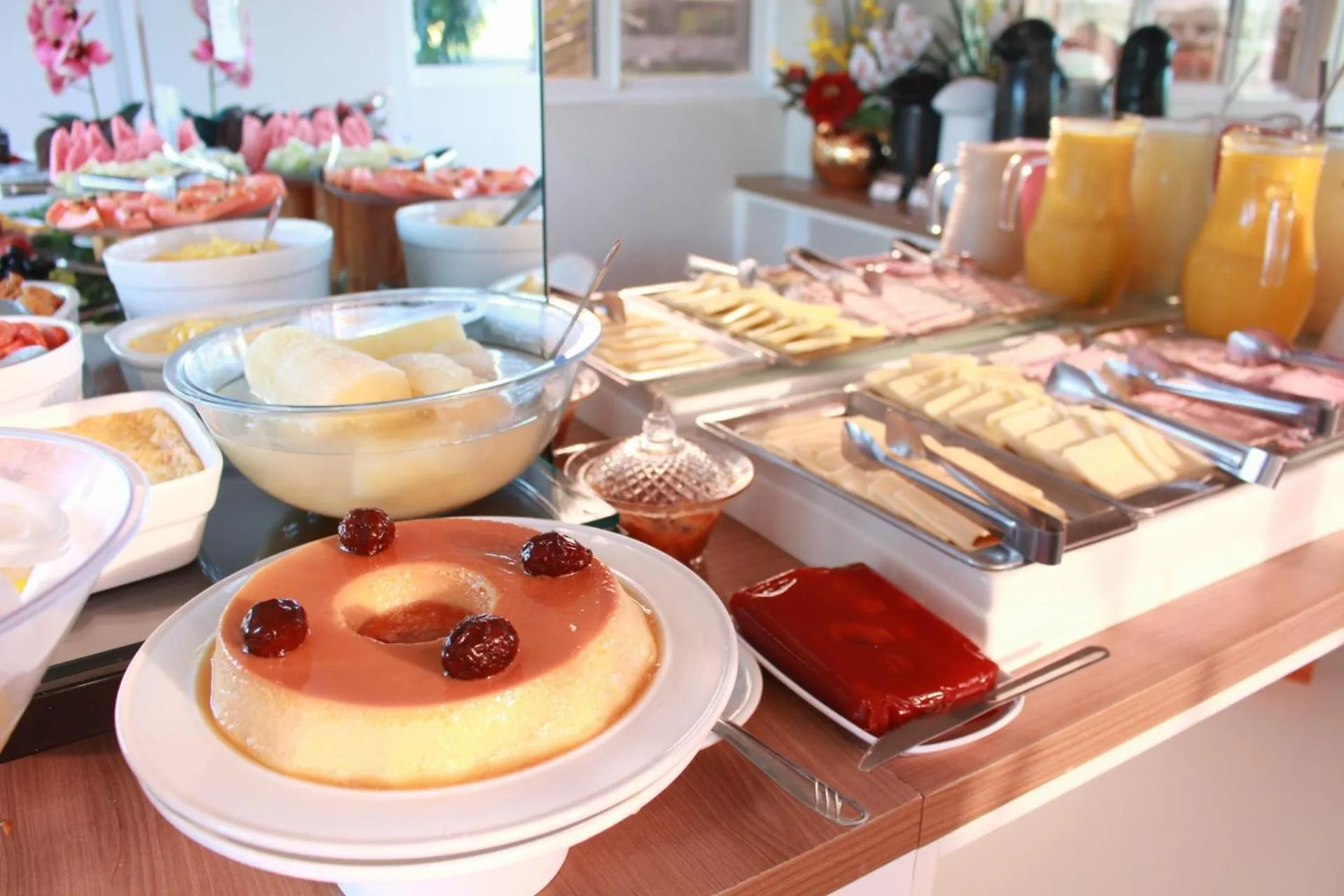 Breakfast in Zuza Slim Suítes