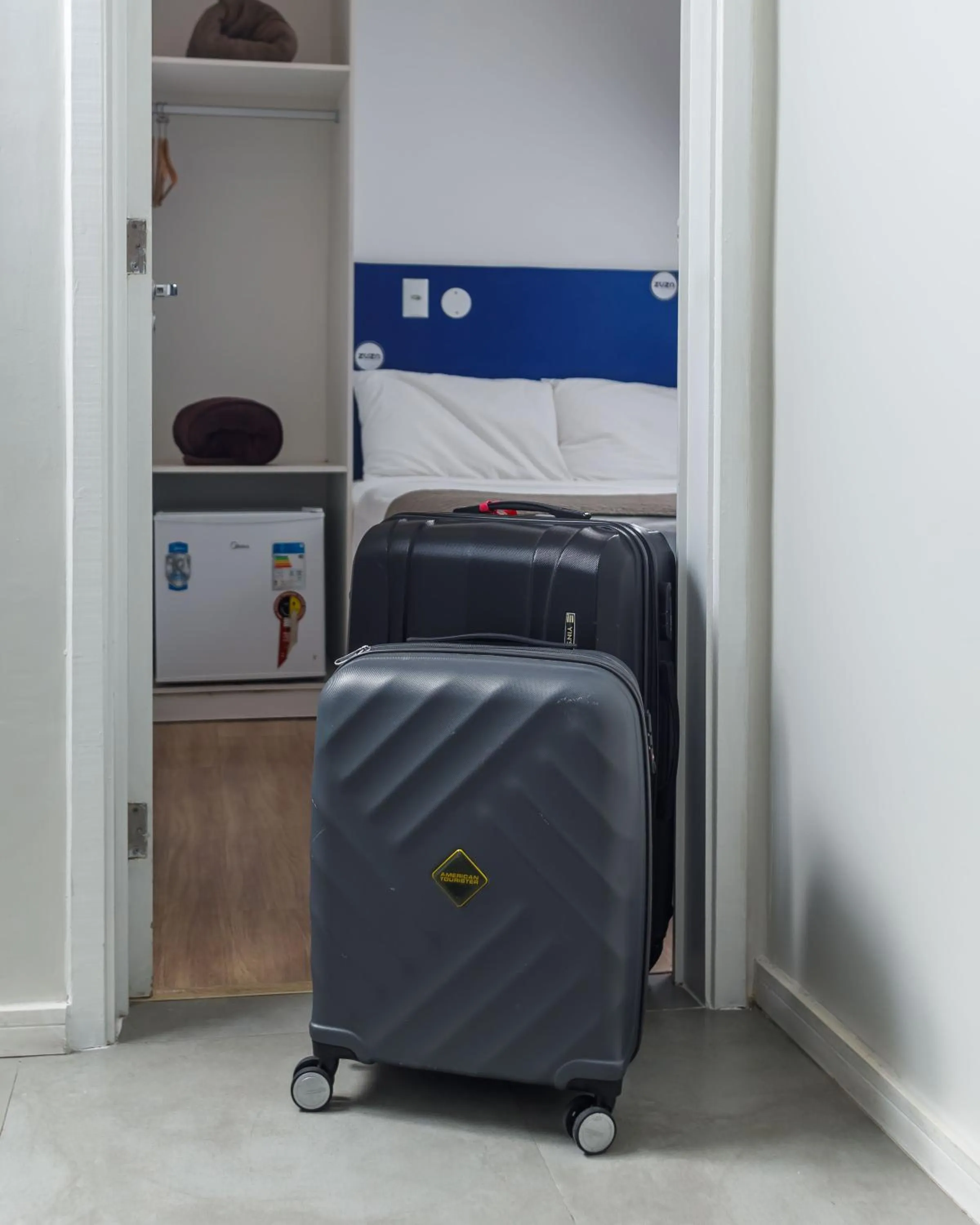 Photo of the whole room in Zuza Slim Suítes