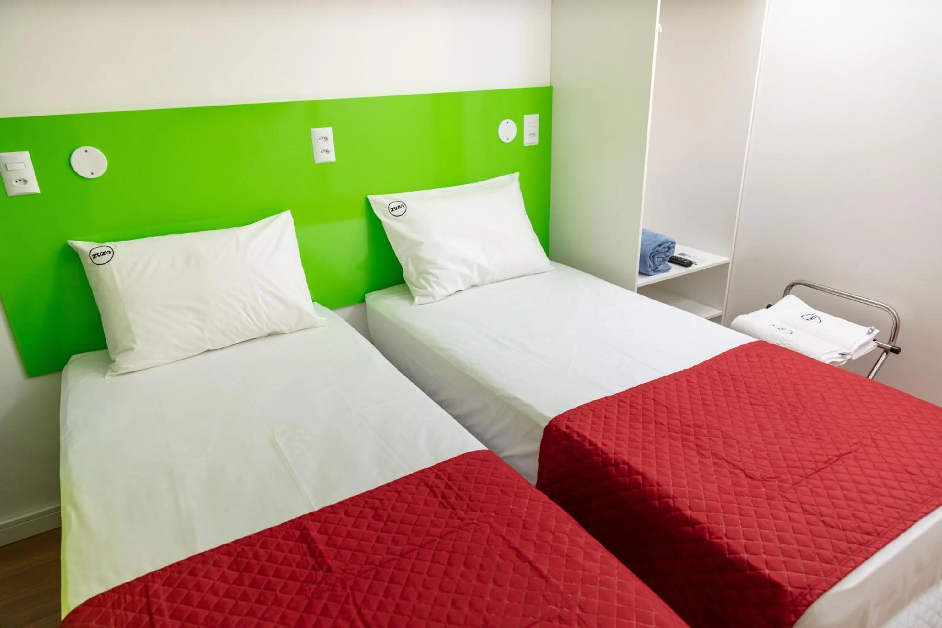 Bed in Zuza Slim Suítes