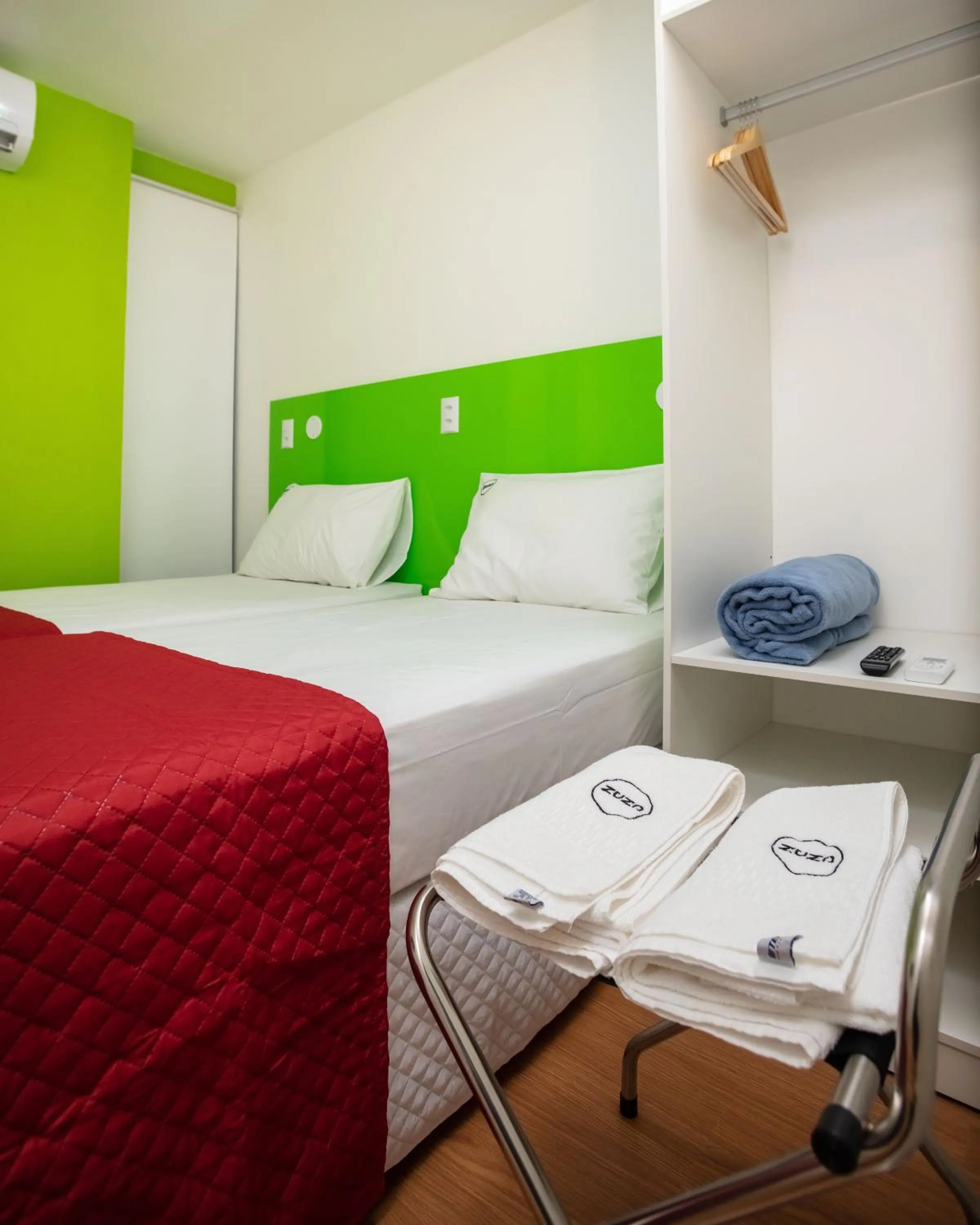 Photo of the whole room, Bed in Zuza Slim Suítes