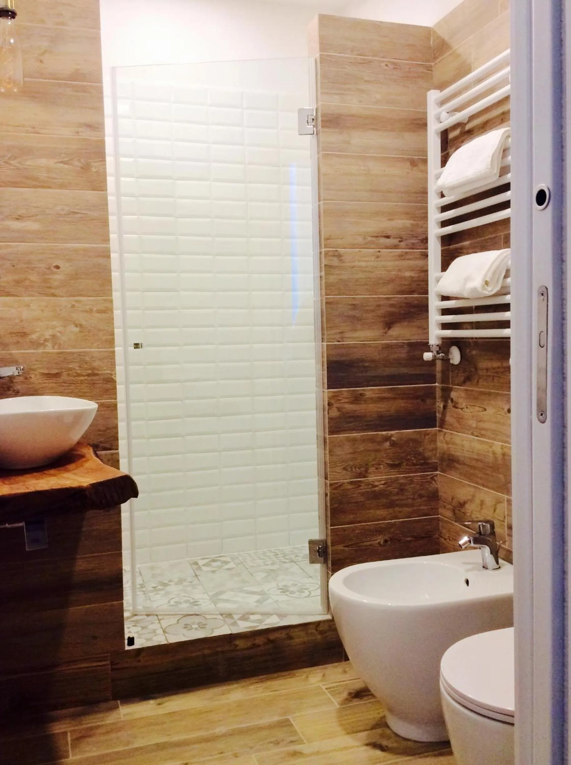 Shower in B&B NAPOLI AMORE MIO