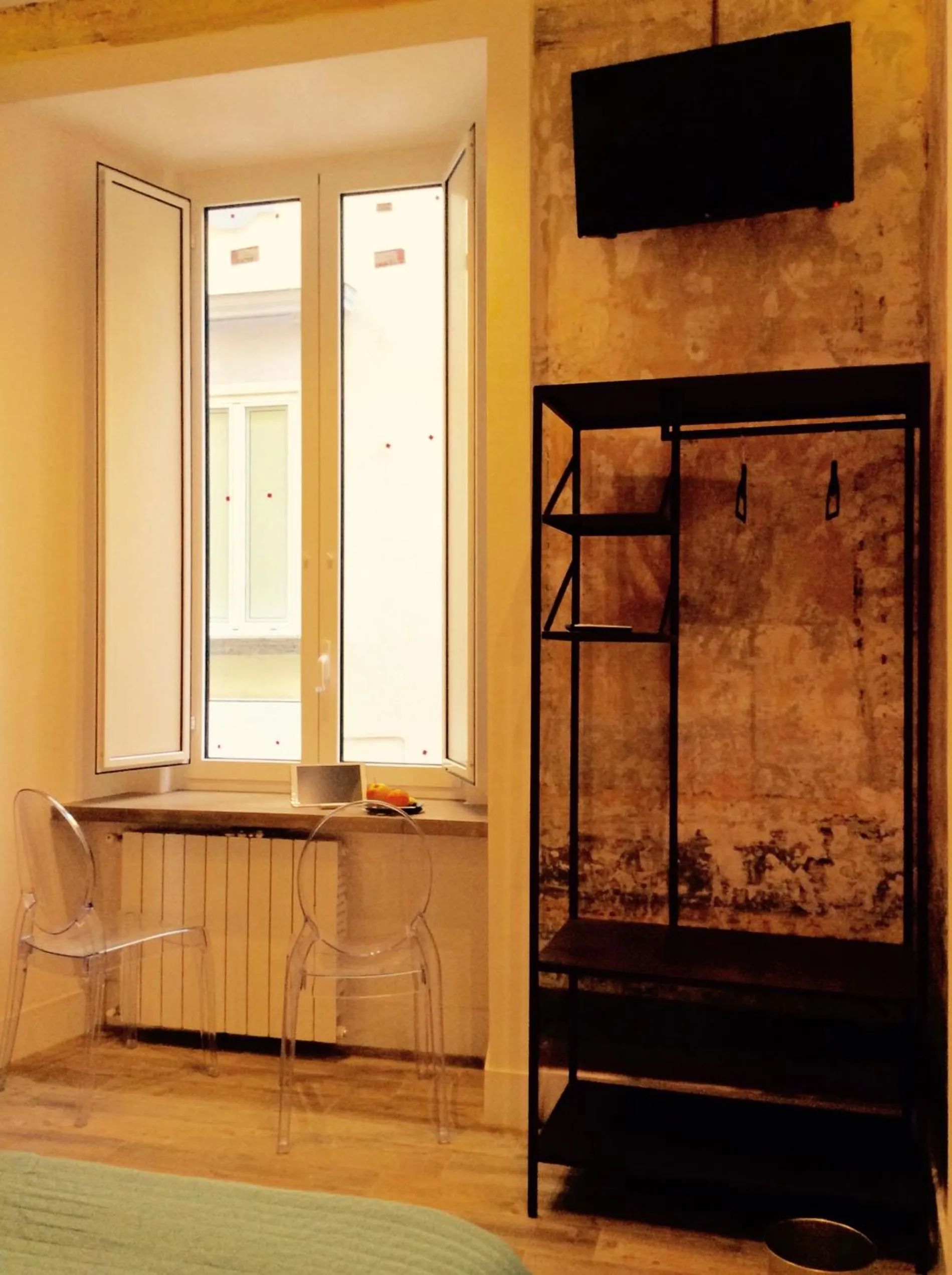 TV and multimedia in B&B NAPOLI AMORE MIO