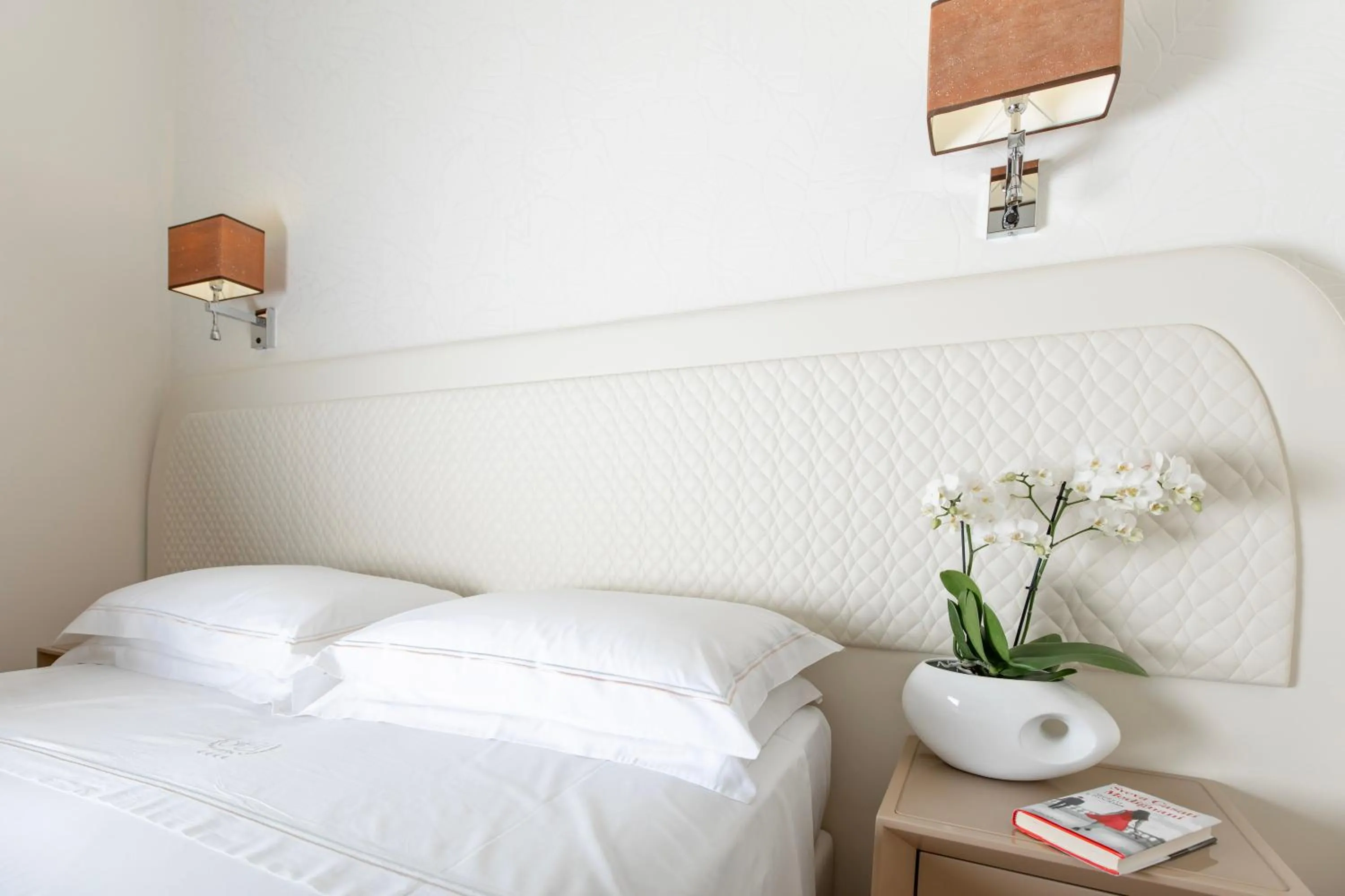 Bed in Hotel Alexander