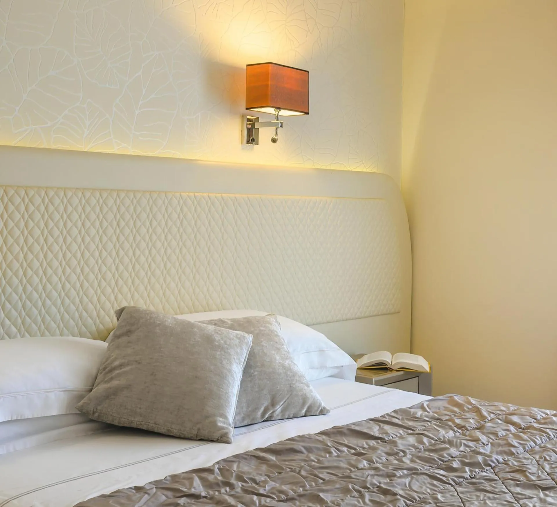 Bed in Hotel Alexander