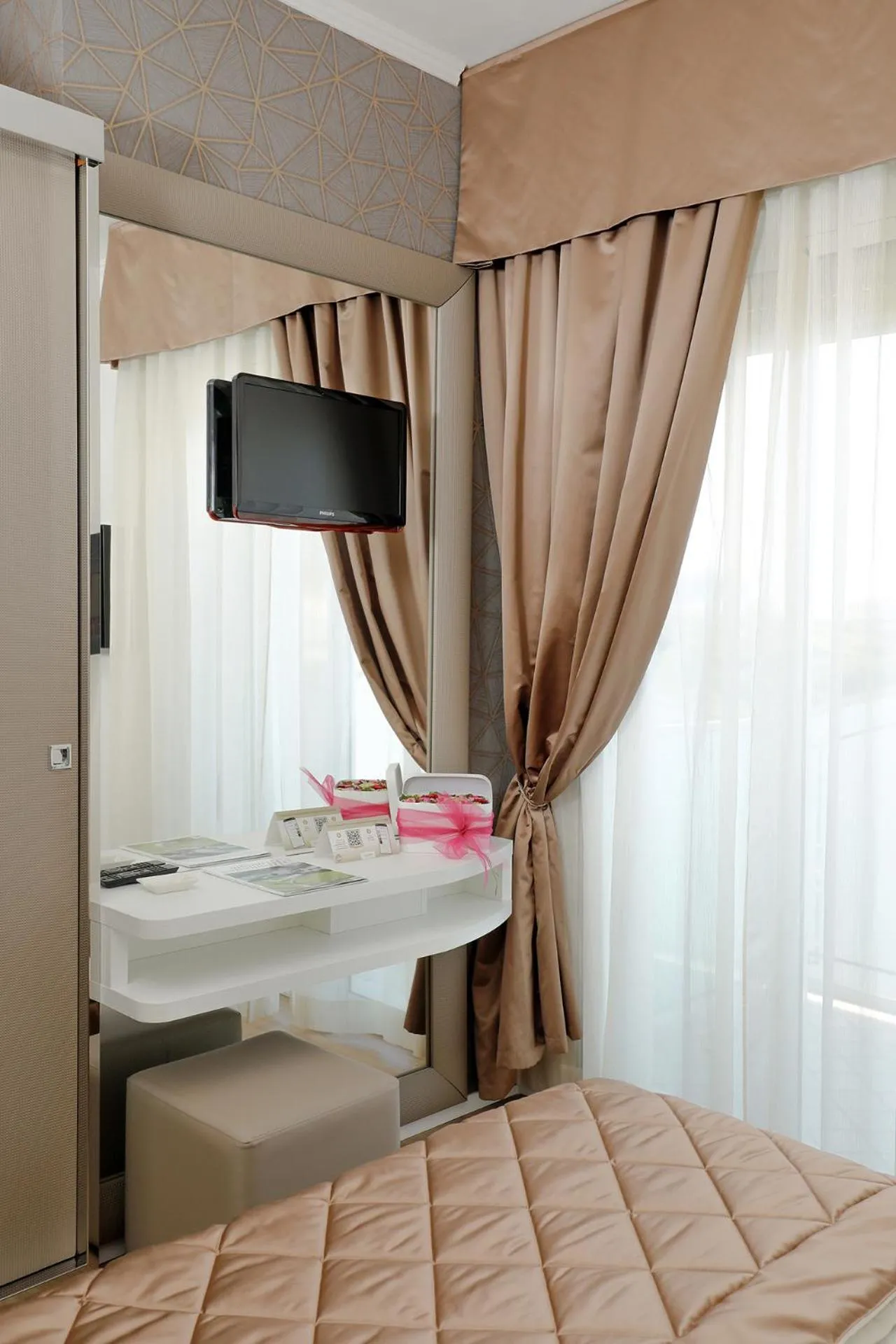 TV and multimedia, Bed in Hotel Alexander