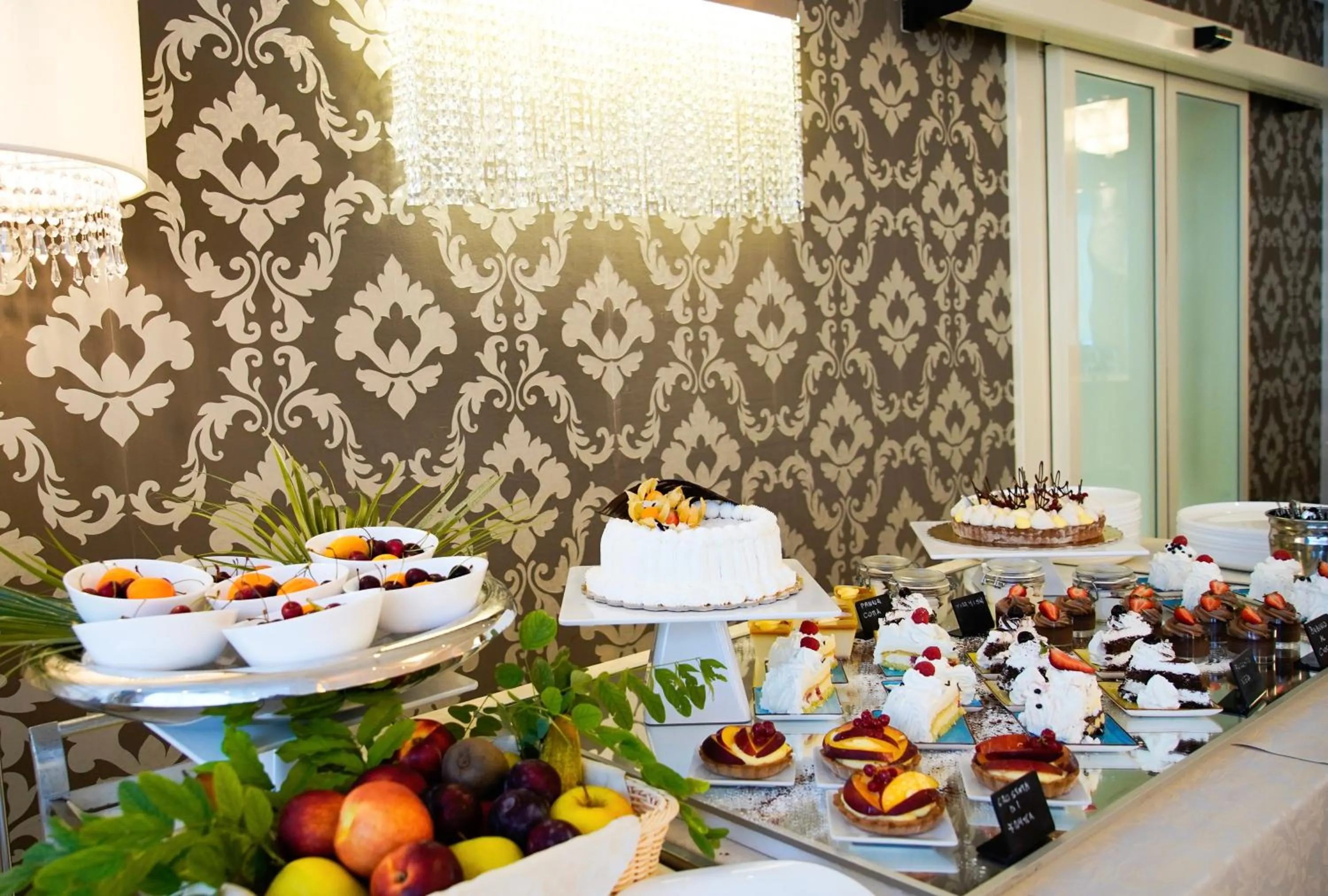 Restaurant/places to eat in Hotel Alexander