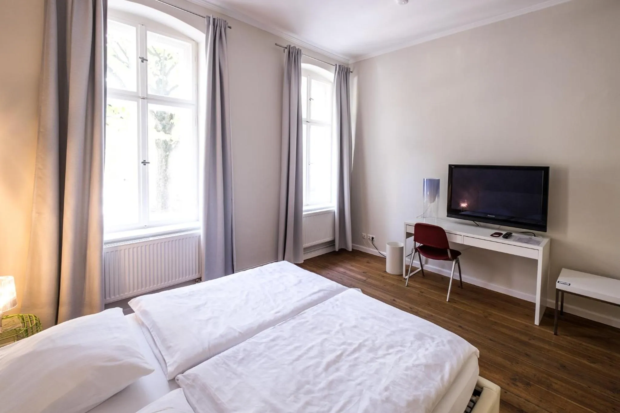 TV and multimedia, Bed in Jasper's Boutique Hotel