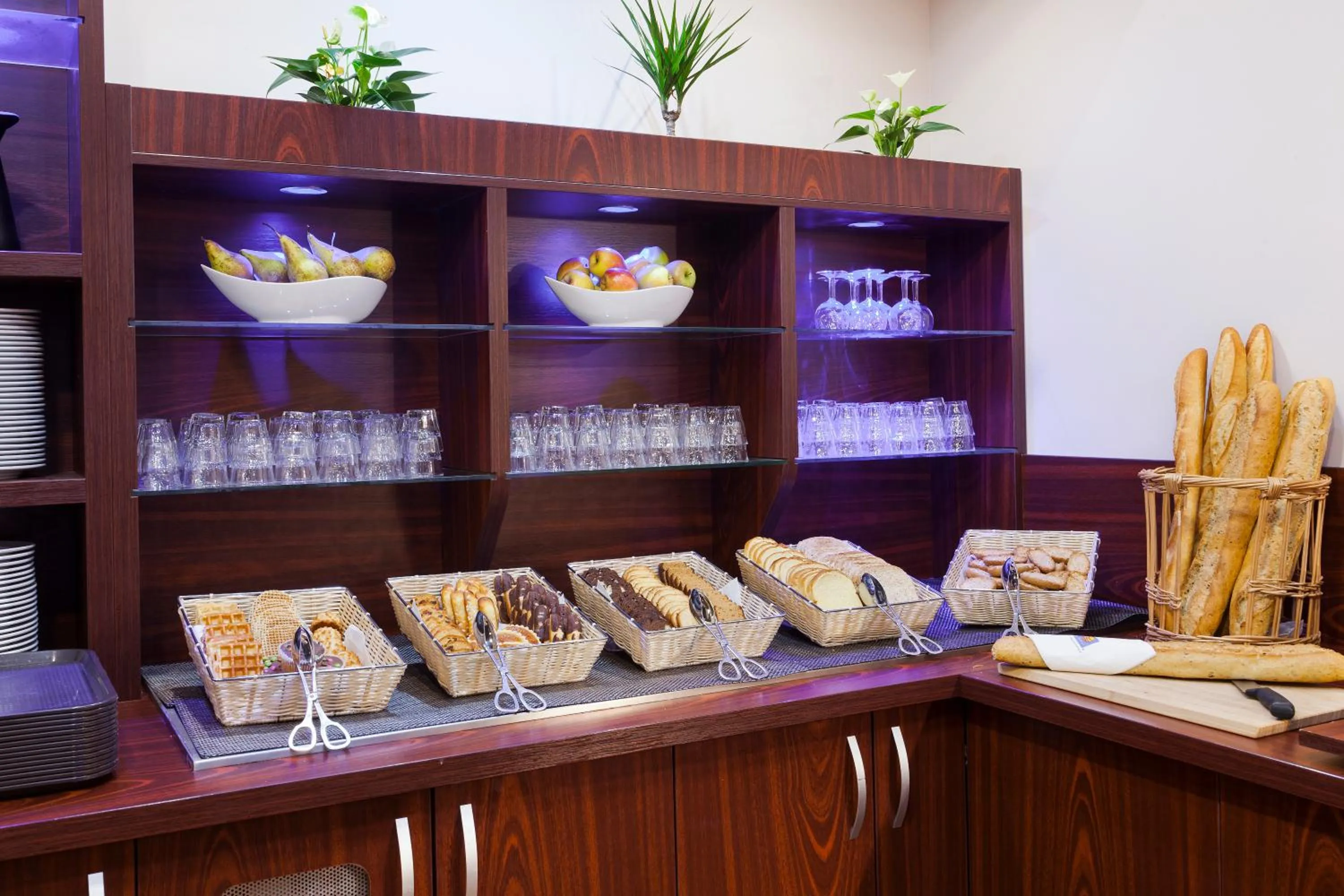 Buffet breakfast in Comfort Hotel Orléans Olivet Provinces