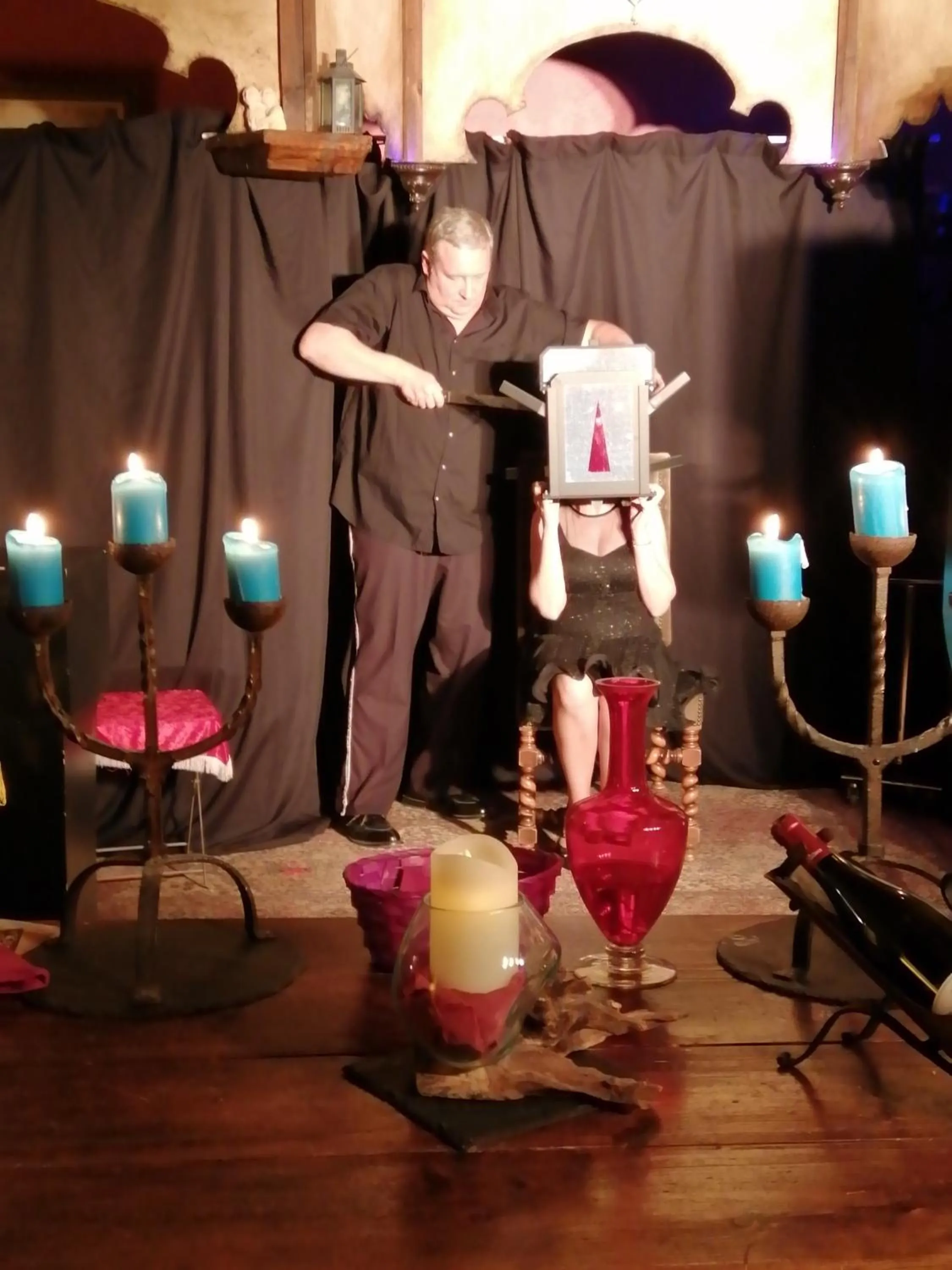 group of guests in Suite Médiévale 40m2 chambre d' hôte du Mas Fabrègue