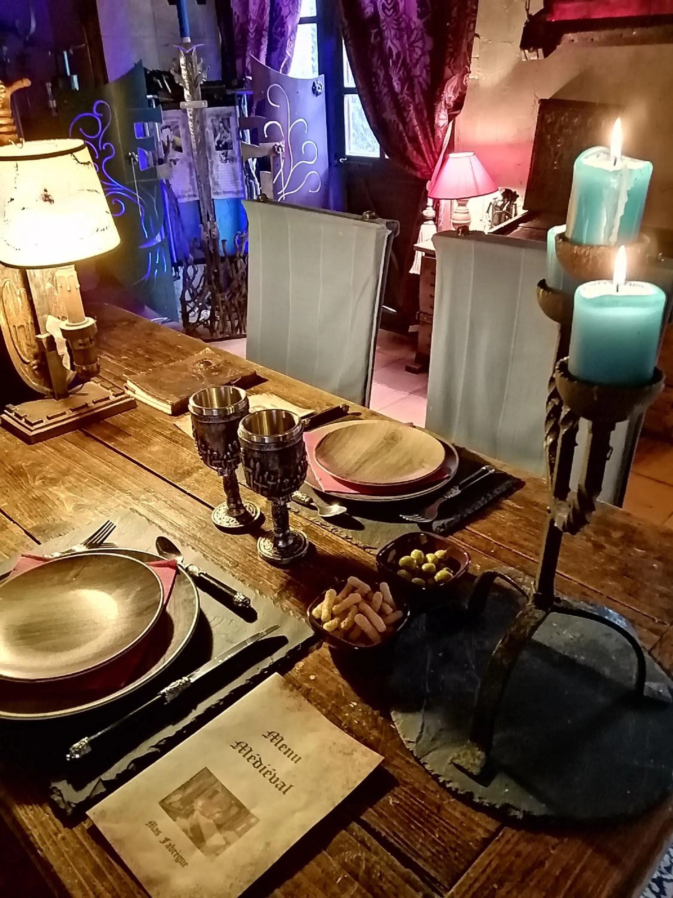 Dinner in Suite Médiévale 40m2 chambre d' hôte du Mas Fabrègue