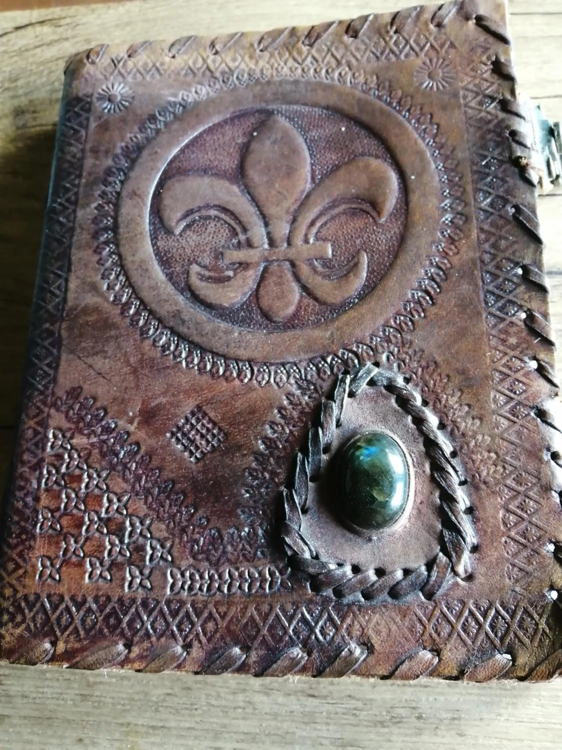 Text overlay in Suite Médiévale 40m2 chambre d' hôte du Mas Fabrègue